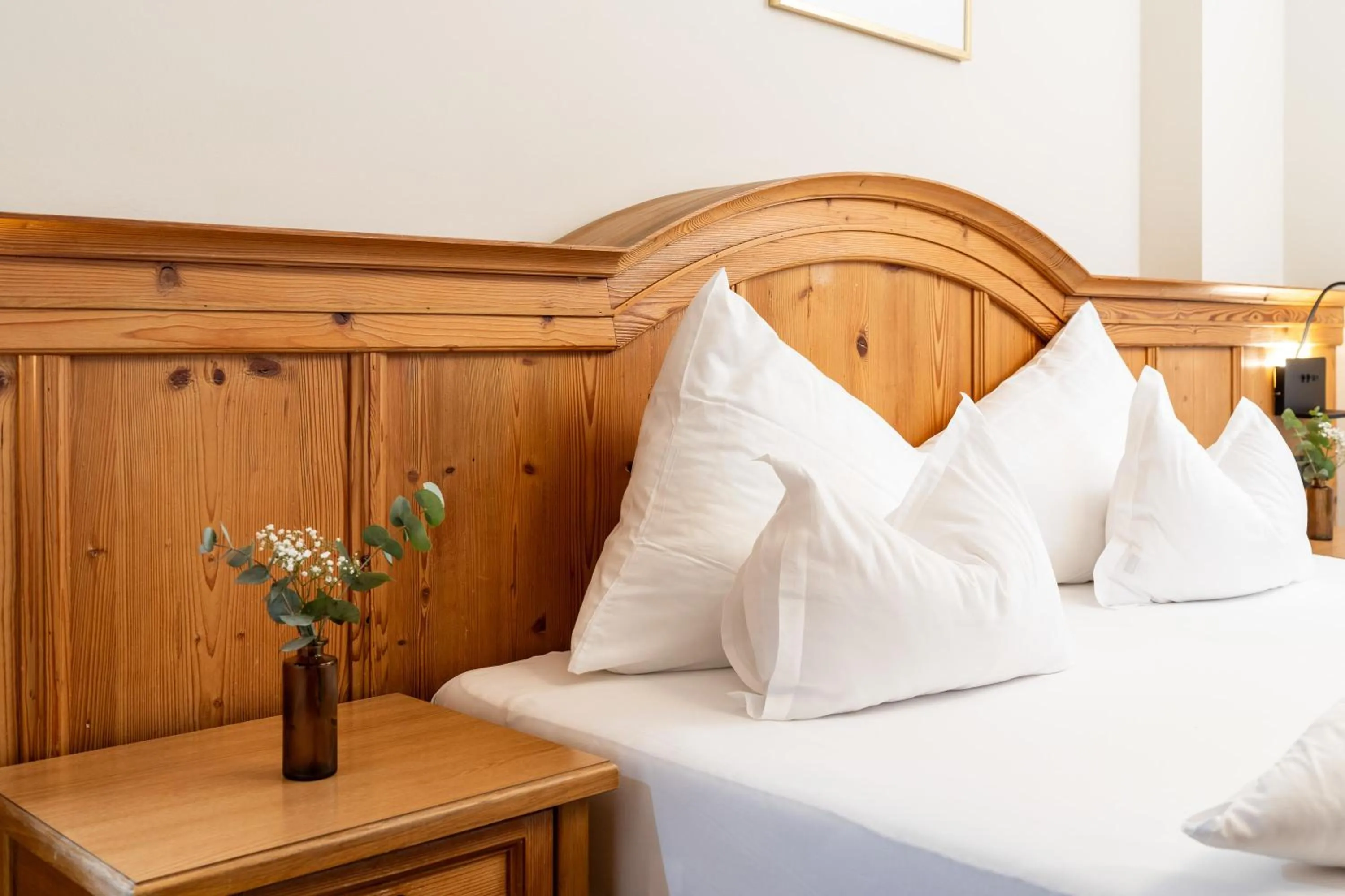 Bedroom, Bed in Hotel zum Hirschen Zell am See