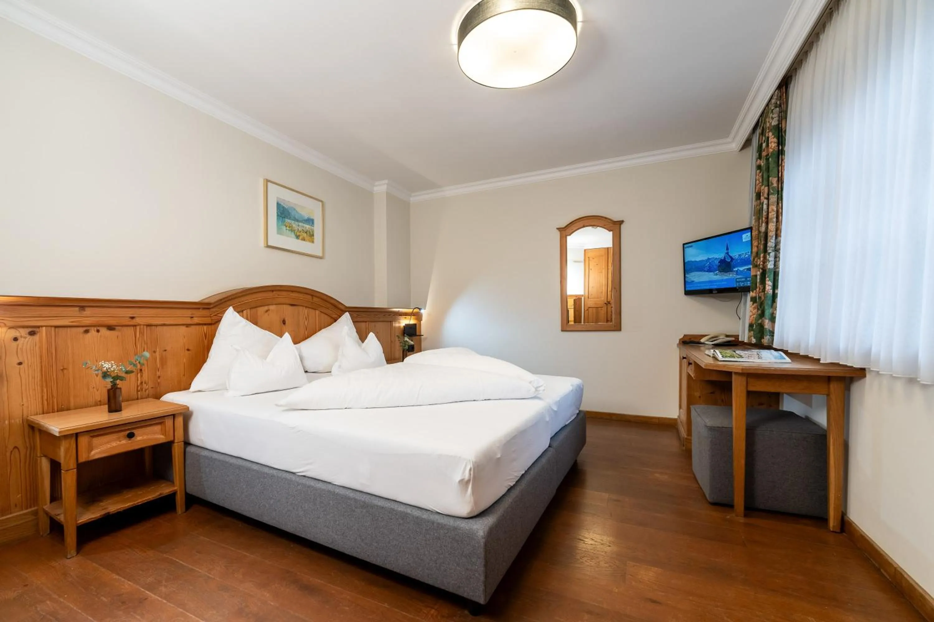 Bed in Hotel zum Hirschen Zell am See