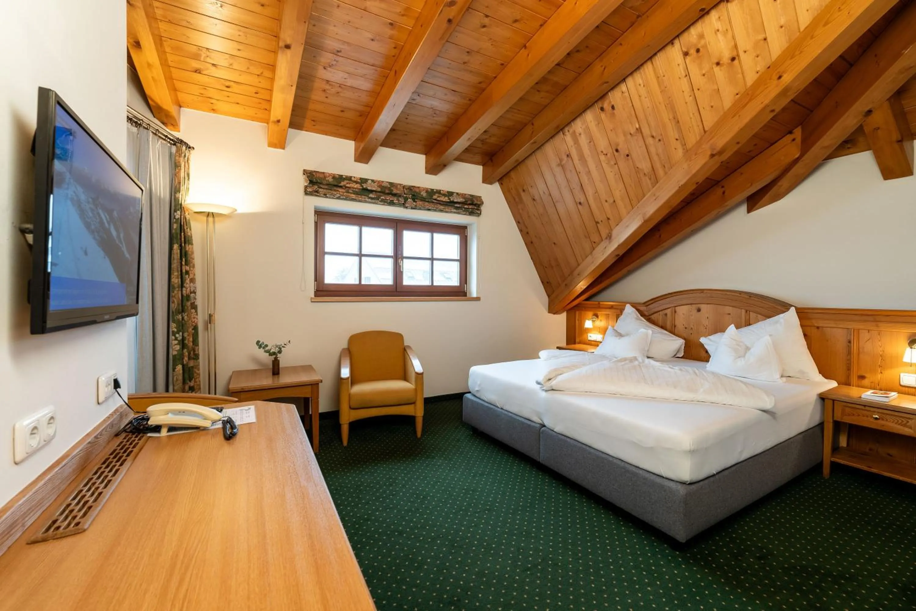Photo of the whole room, Bed in Hotel zum Hirschen Zell am See