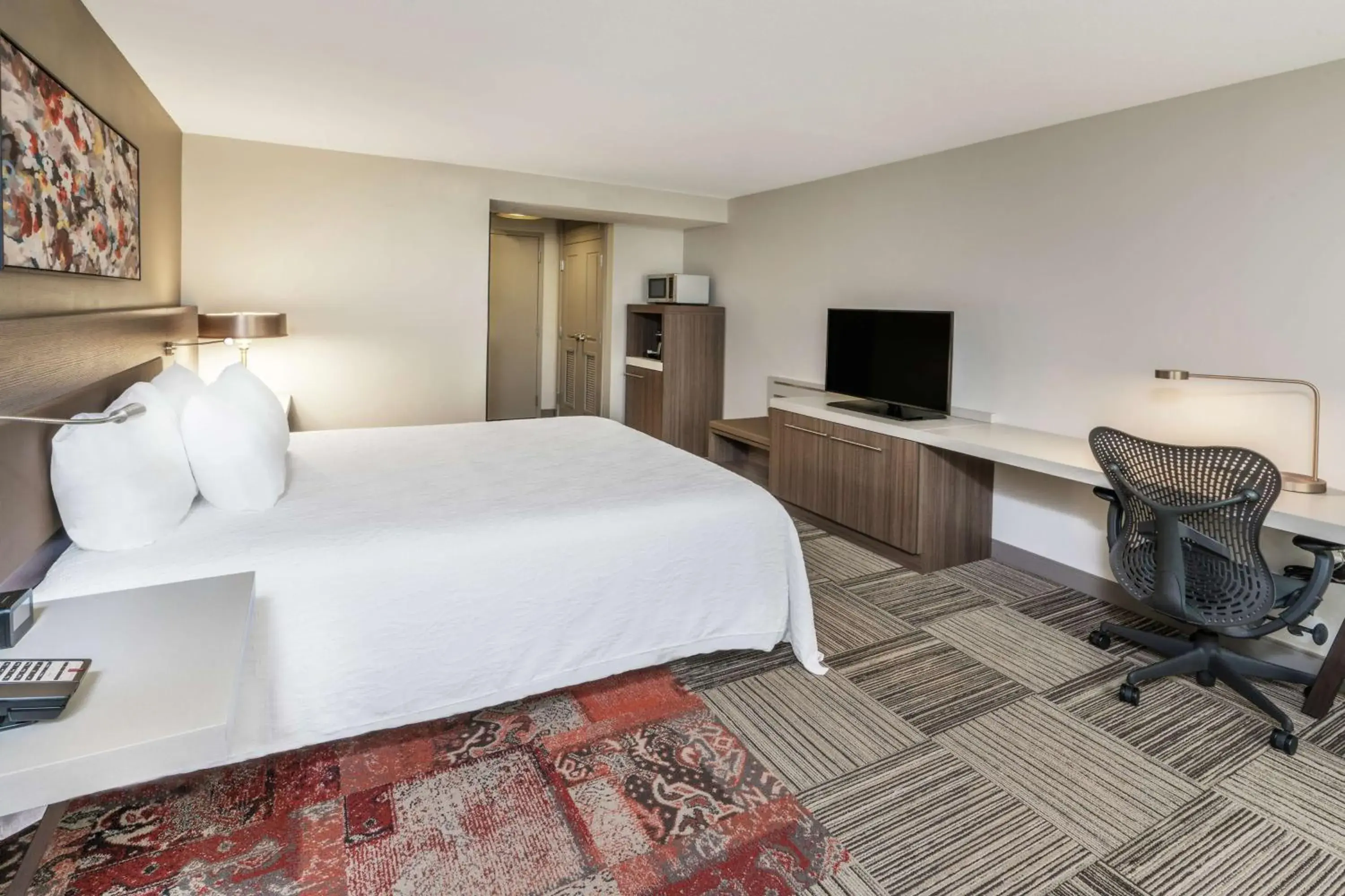 King Room with Accessible Tub - Mobility Access in Hilton Garden Inn Syracuse King Room with Accessible Tub - Mobility Access in Hilton Garden Inn Syracuse