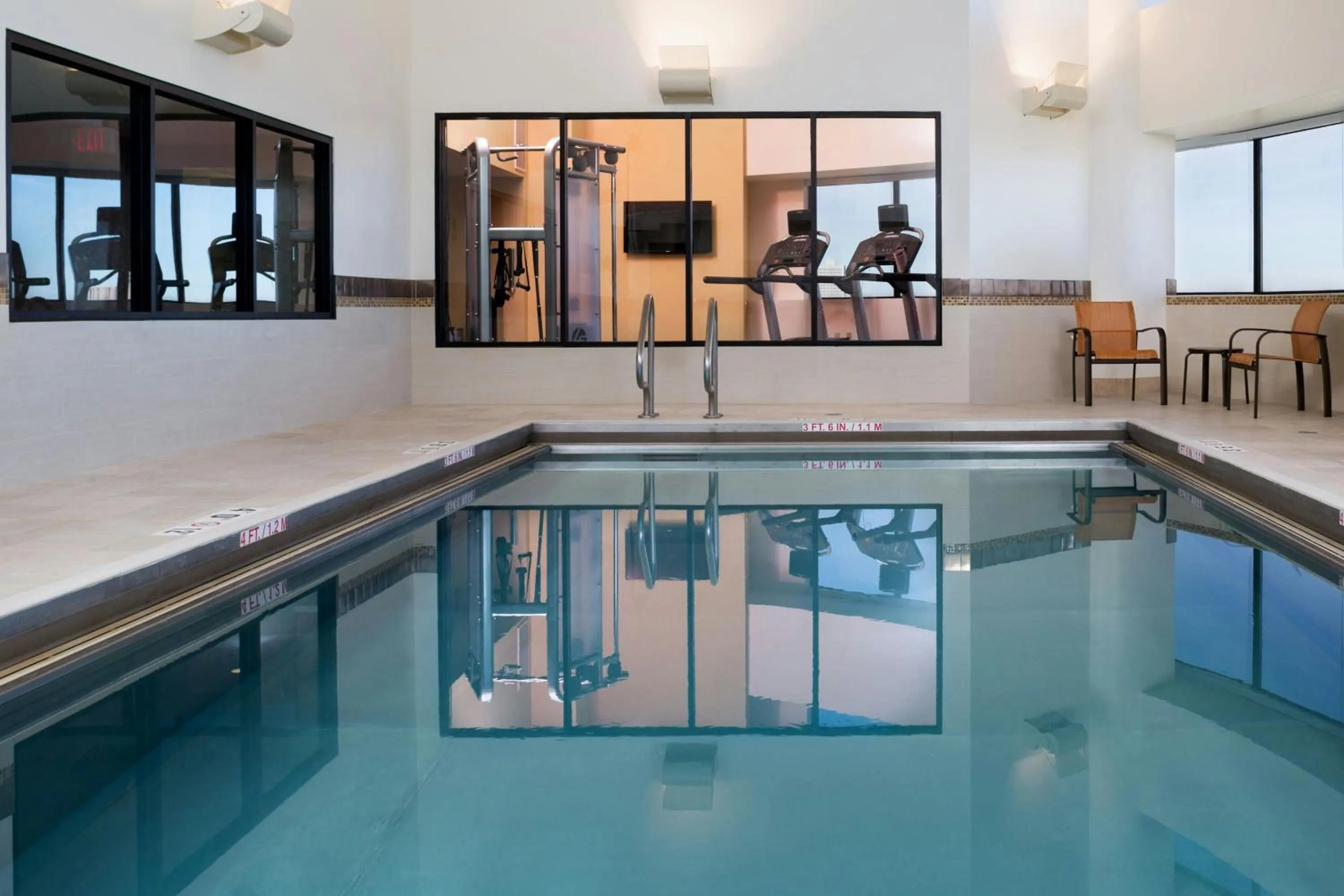 Swimming pool in Courtyard by Marriott Minneapolis Downtown