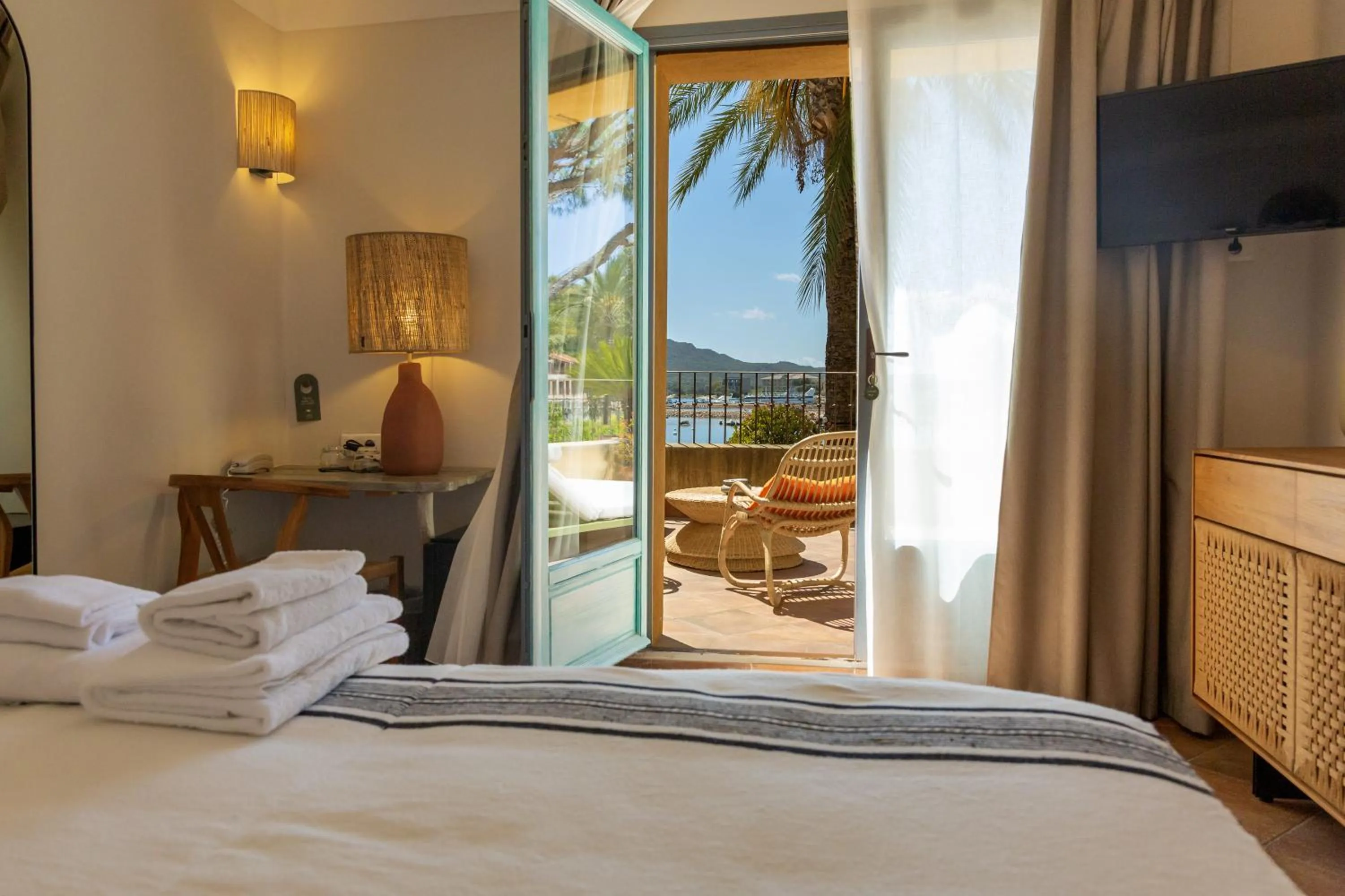 Bed in Casa Santini x Roc Seven