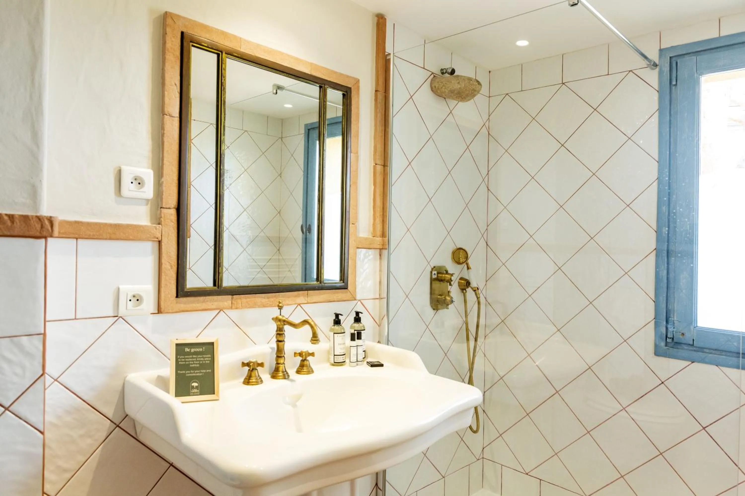 Shower in Casa Santini x Roc Seven