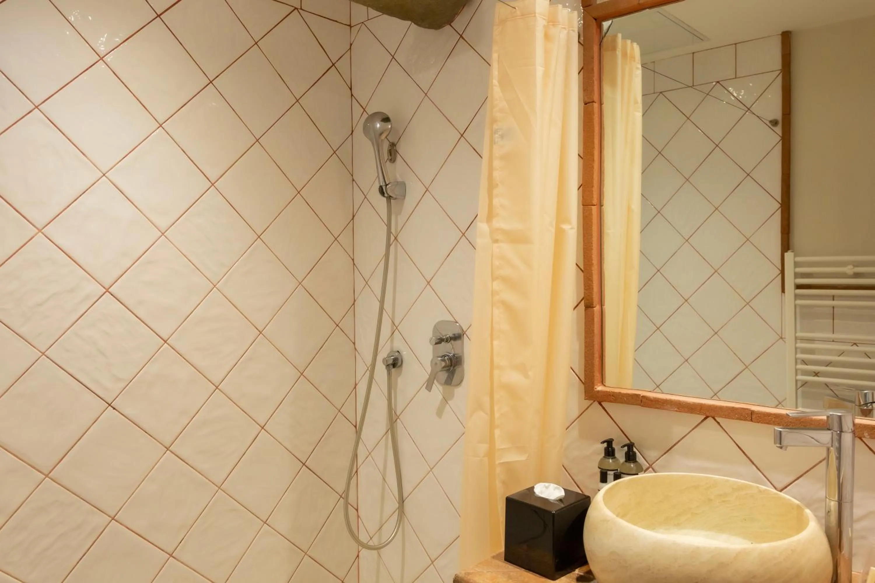 Shower in Casa Santini x Roc Seven