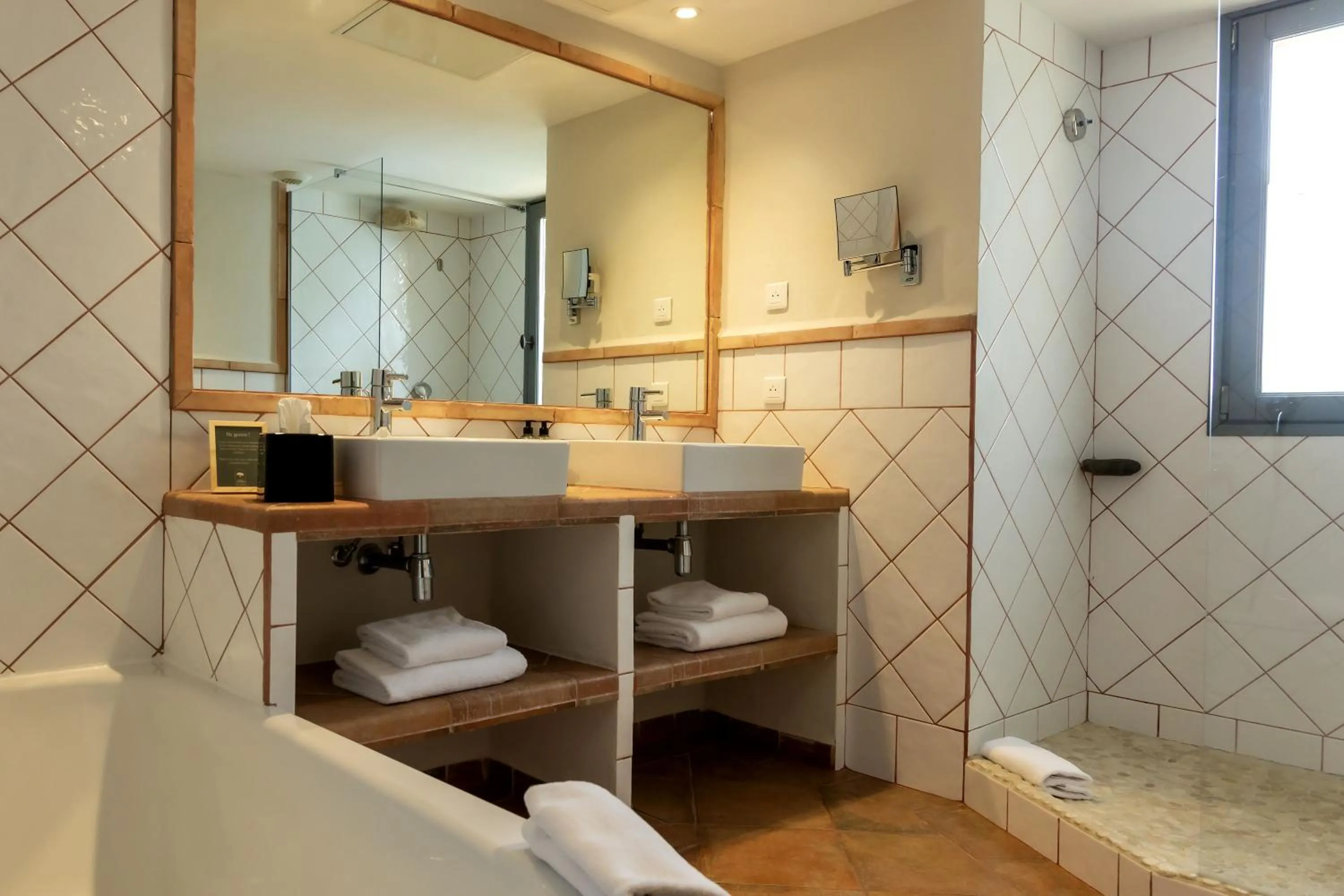 Shower in Casa Santini x Roc Seven