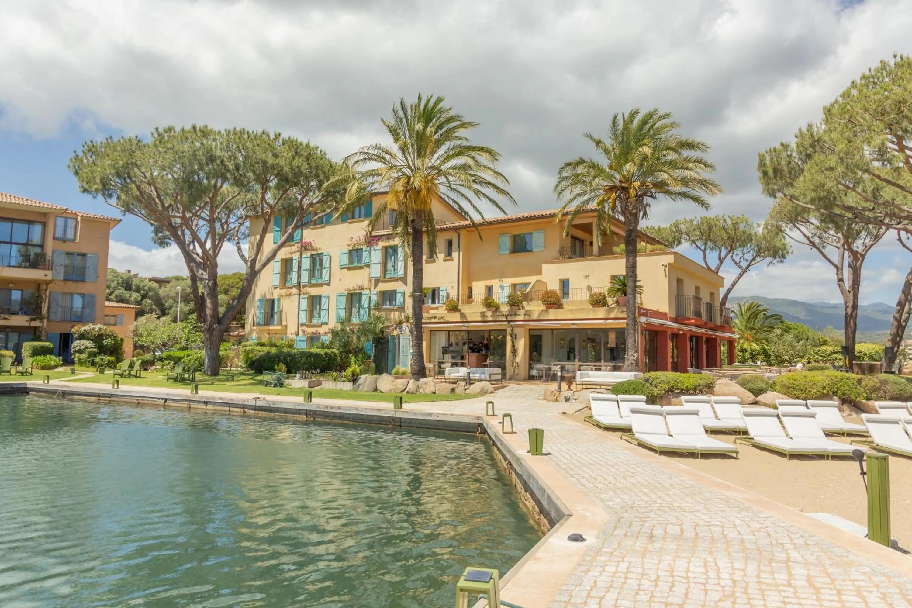 Property building in Casa Santini x Roc Seven