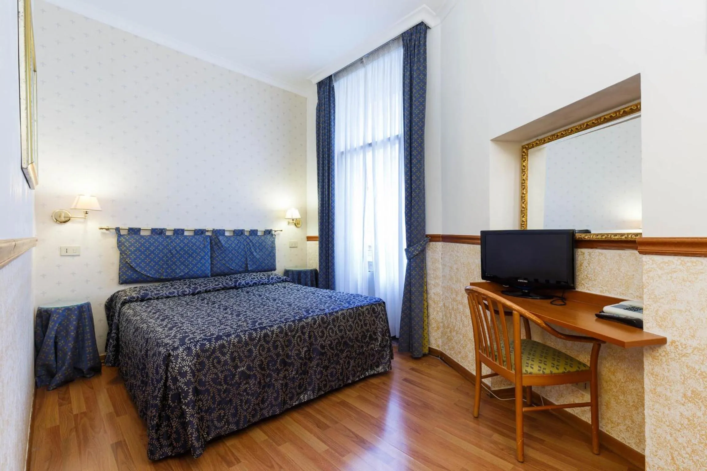 Bedroom, Bed in Hotel Paris