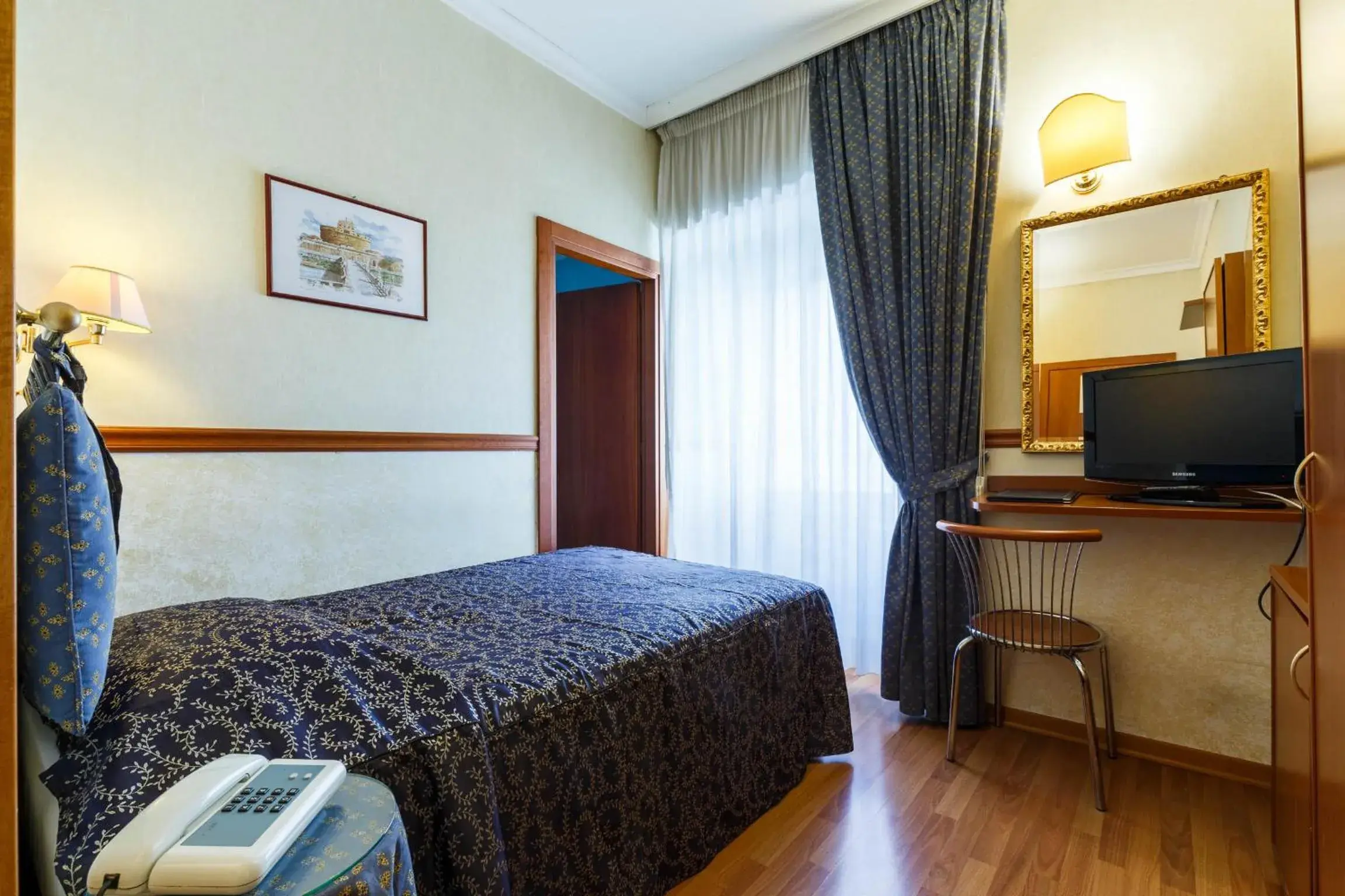 Comfort Single Room in Hotel Paris Comfort Single Room in Hotel Paris