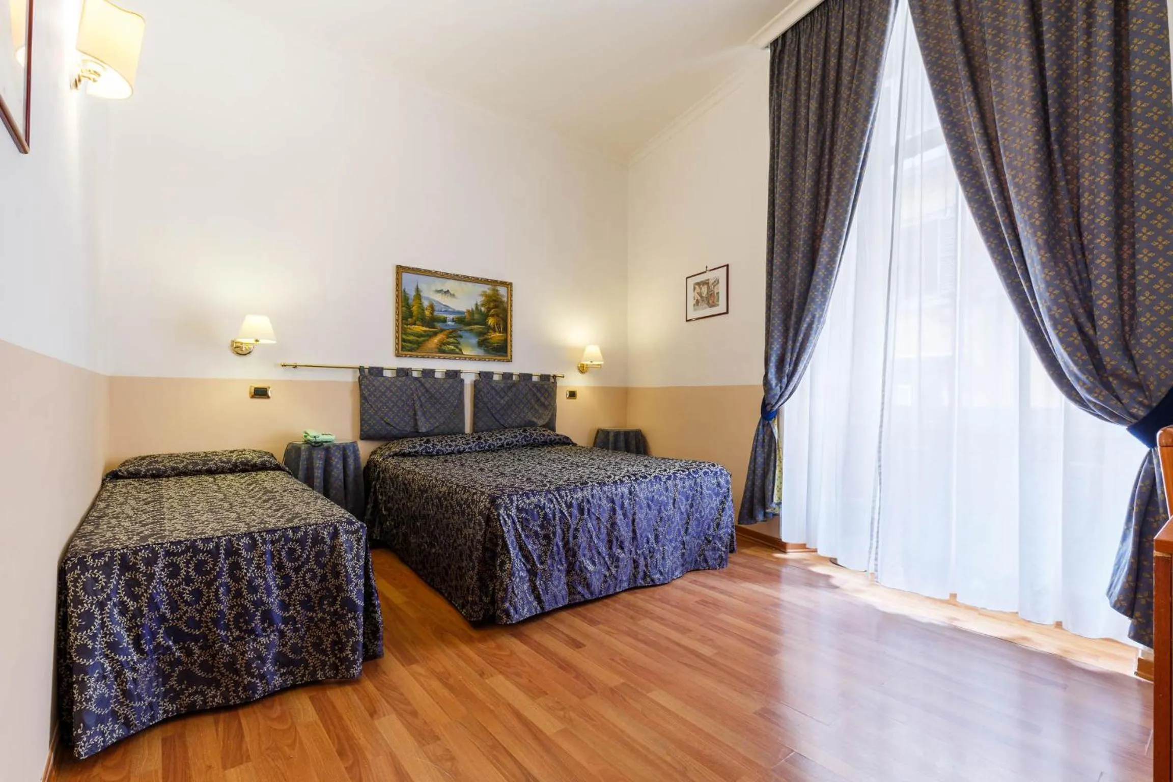 Photo of the whole room, Bed in Hotel Paris