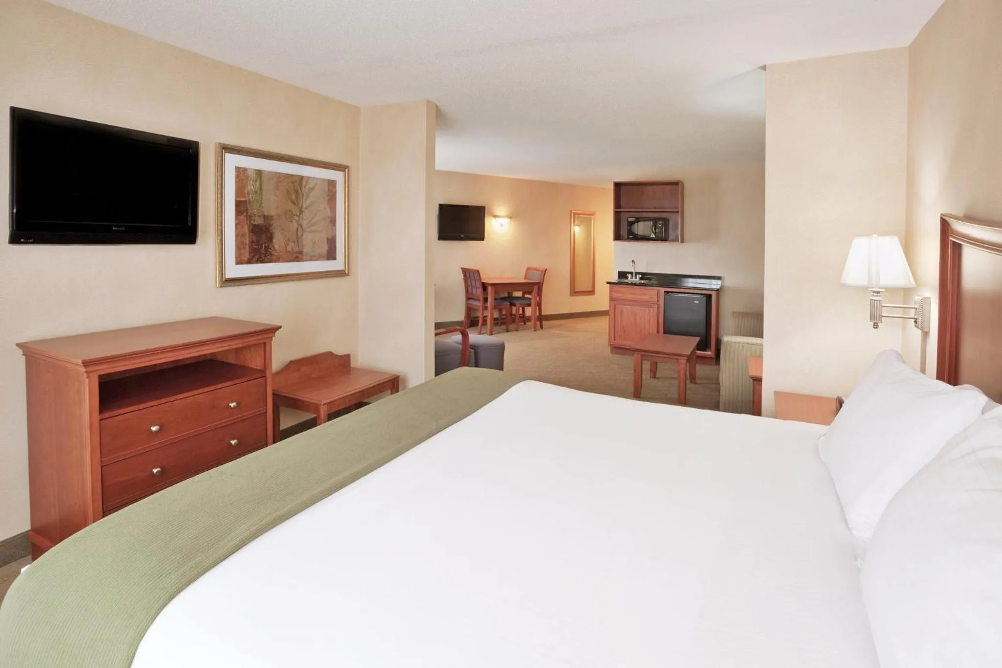 Photo of the whole room, Bed in Holiday Inn Express Hotel & Suites Auburn Hills by IHG