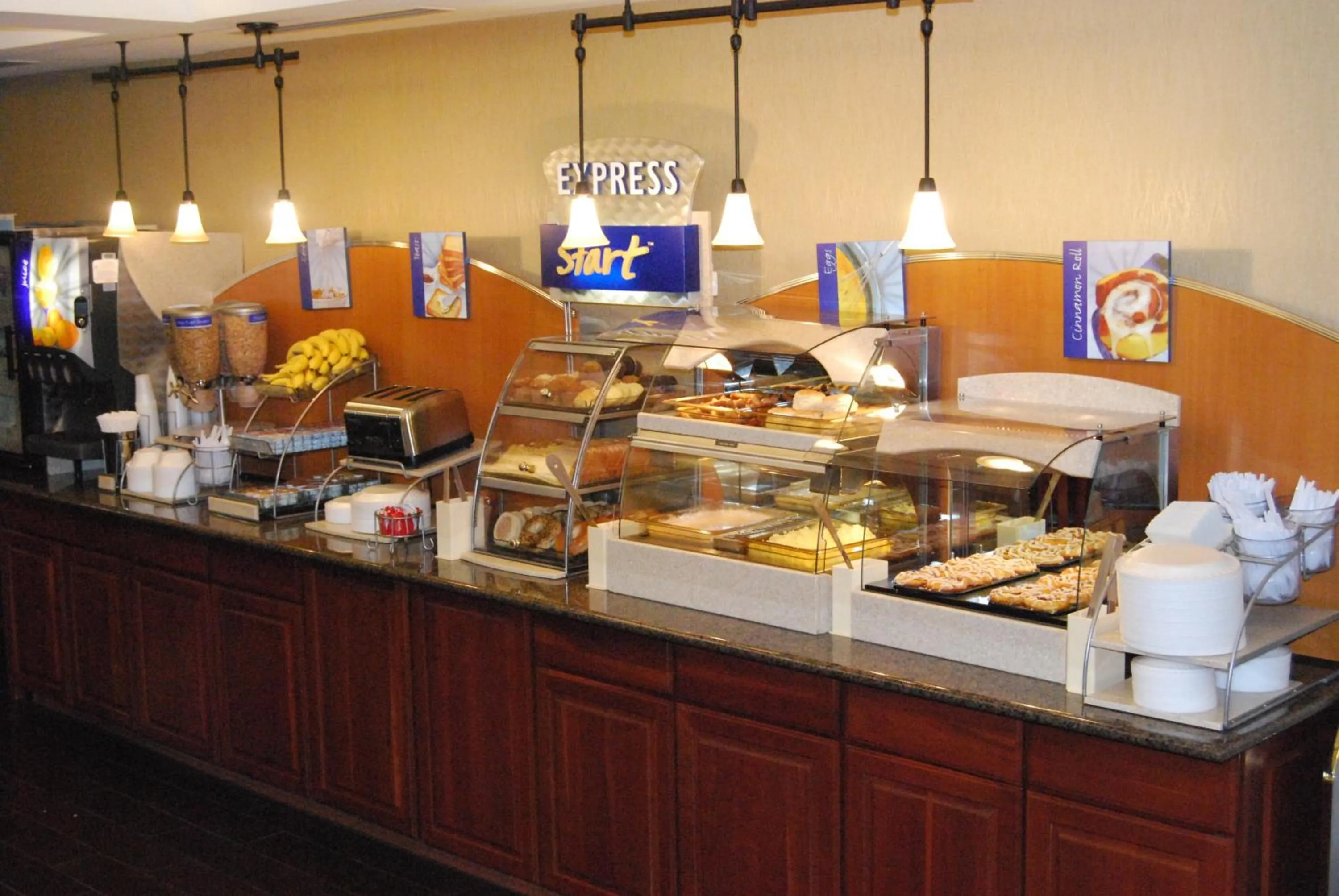 Breakfast in Holiday Inn Express Hotel & Suites Auburn Hills by IHG