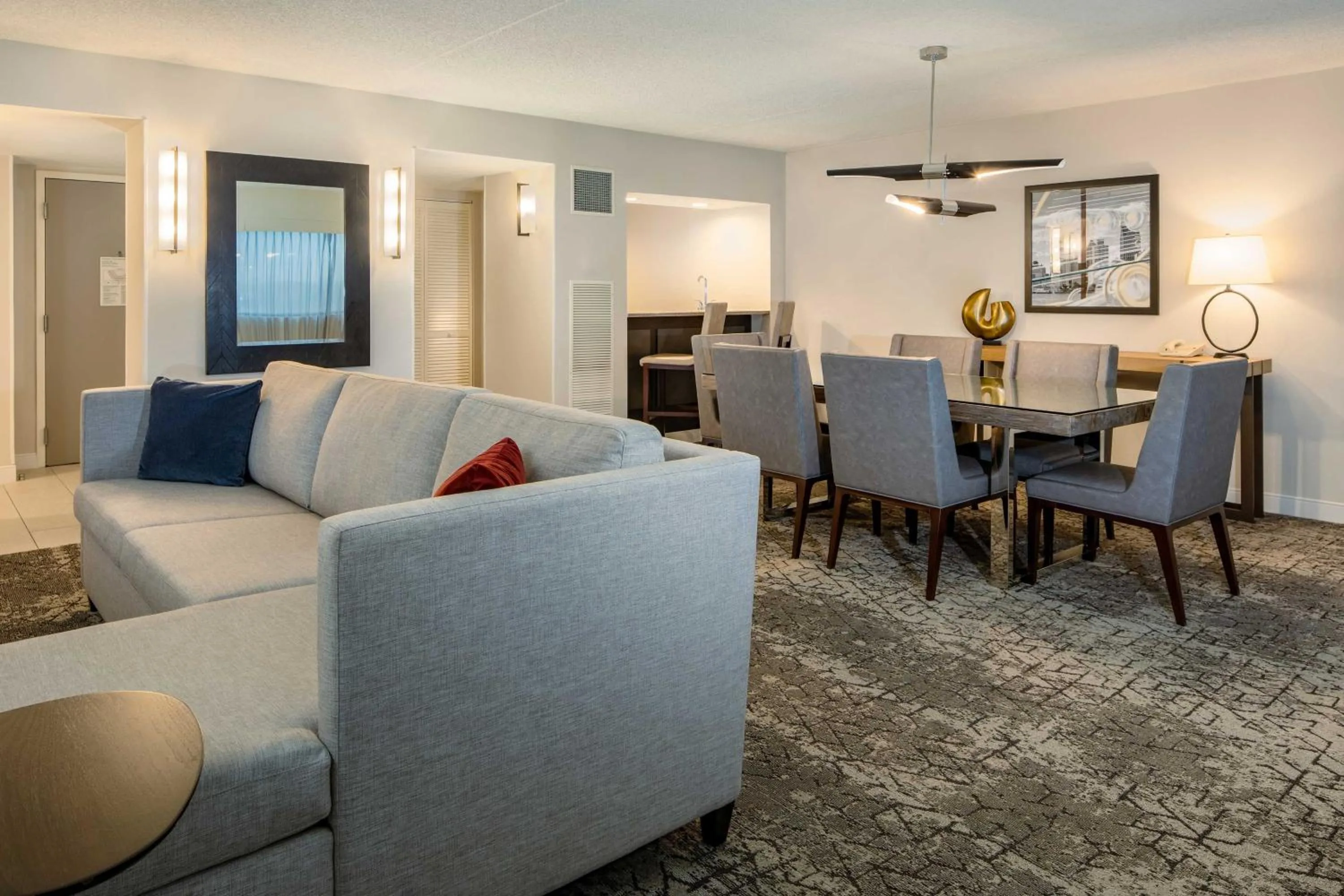 Photo of the whole room in Sheraton Detroit Metro Airport