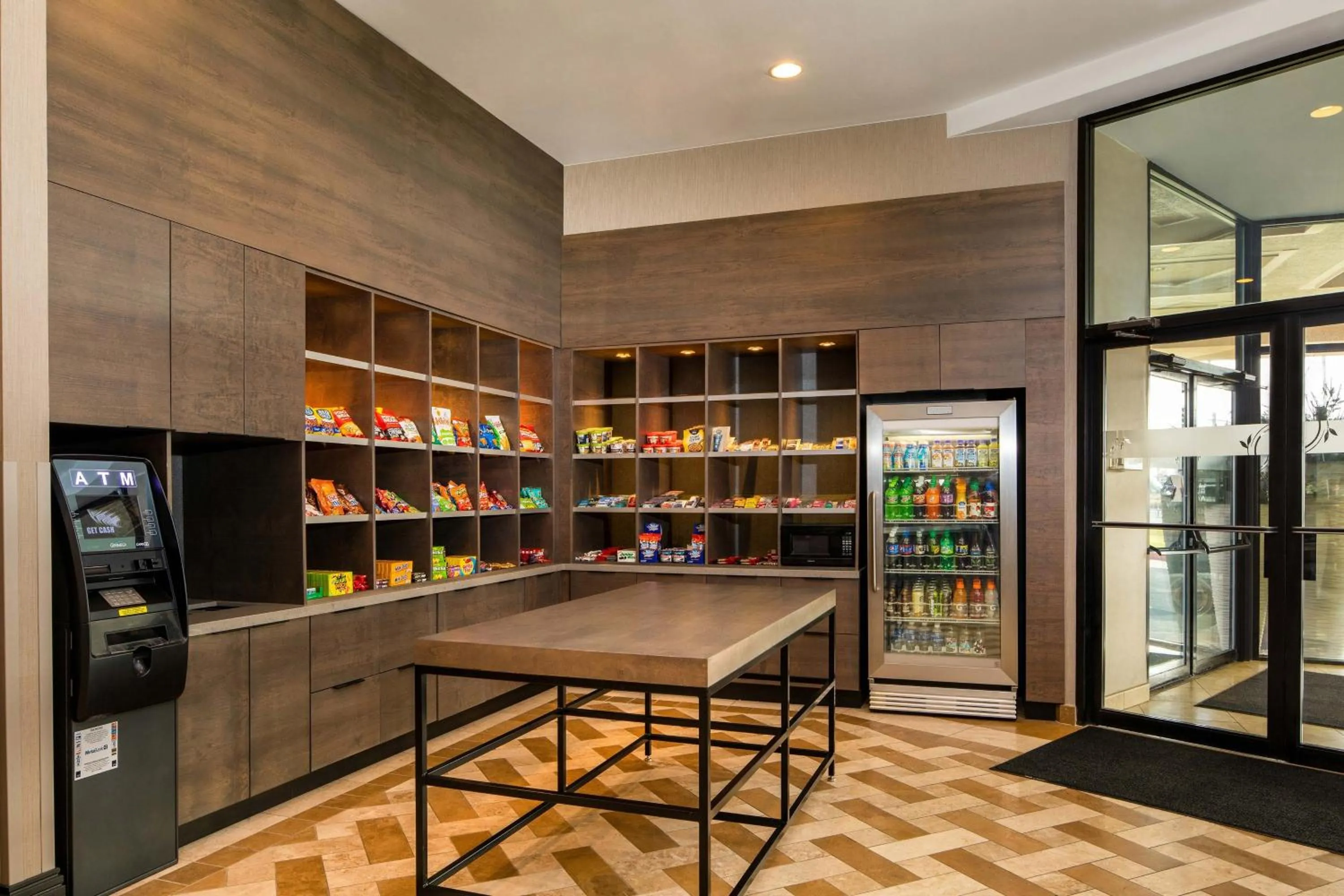 Restaurant/places to eat in Sheraton Detroit Metro Airport