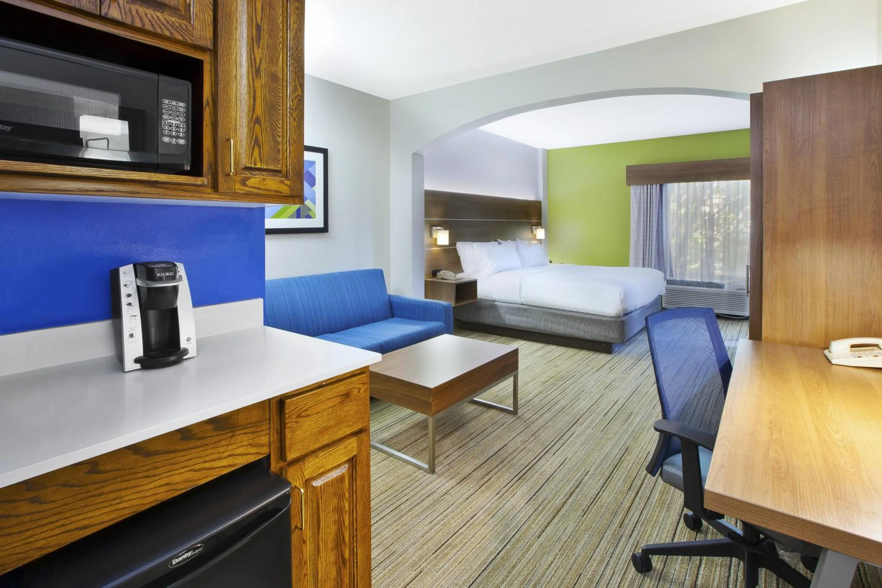 Photo of the whole room, Bed in Holiday Inn Express Hotel & Suites Cincinnati Northeast-Milford by IHG