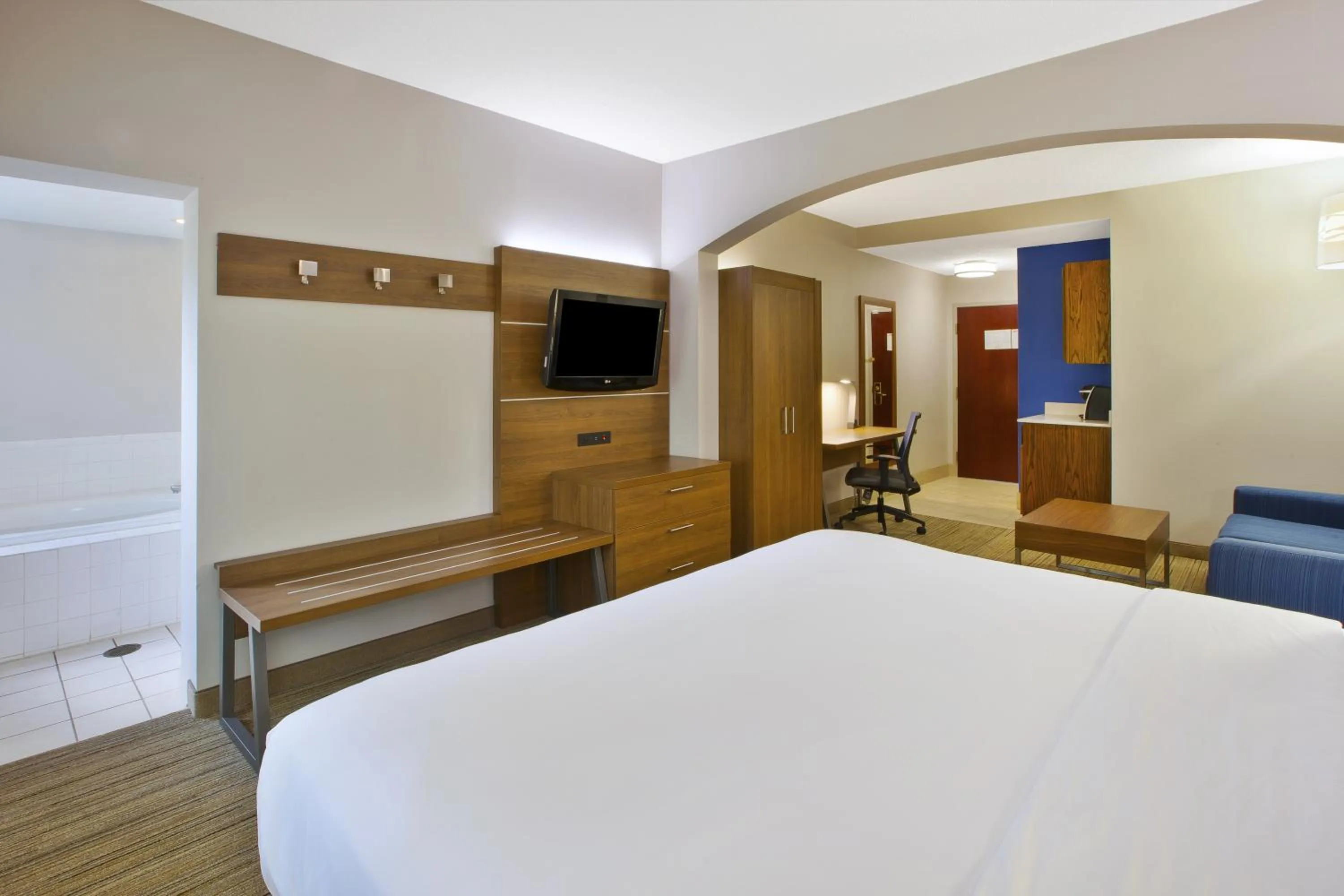 Photo of the whole room, Bed in Holiday Inn Express Hotel & Suites Cincinnati Northeast-Milford by IHG
