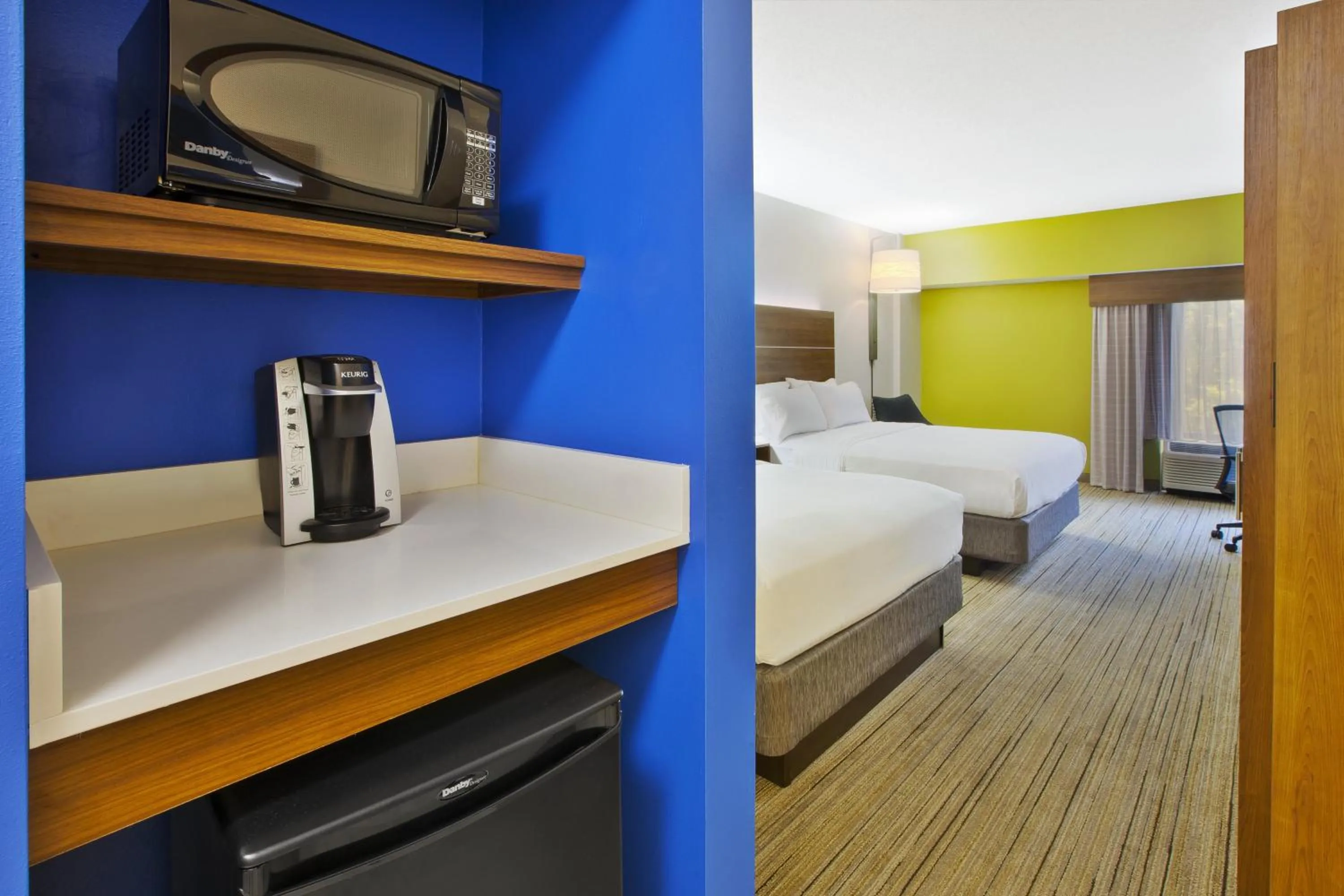 Photo of the whole room, Bed in Holiday Inn Express Hotel & Suites Cincinnati Northeast-Milford by IHG
