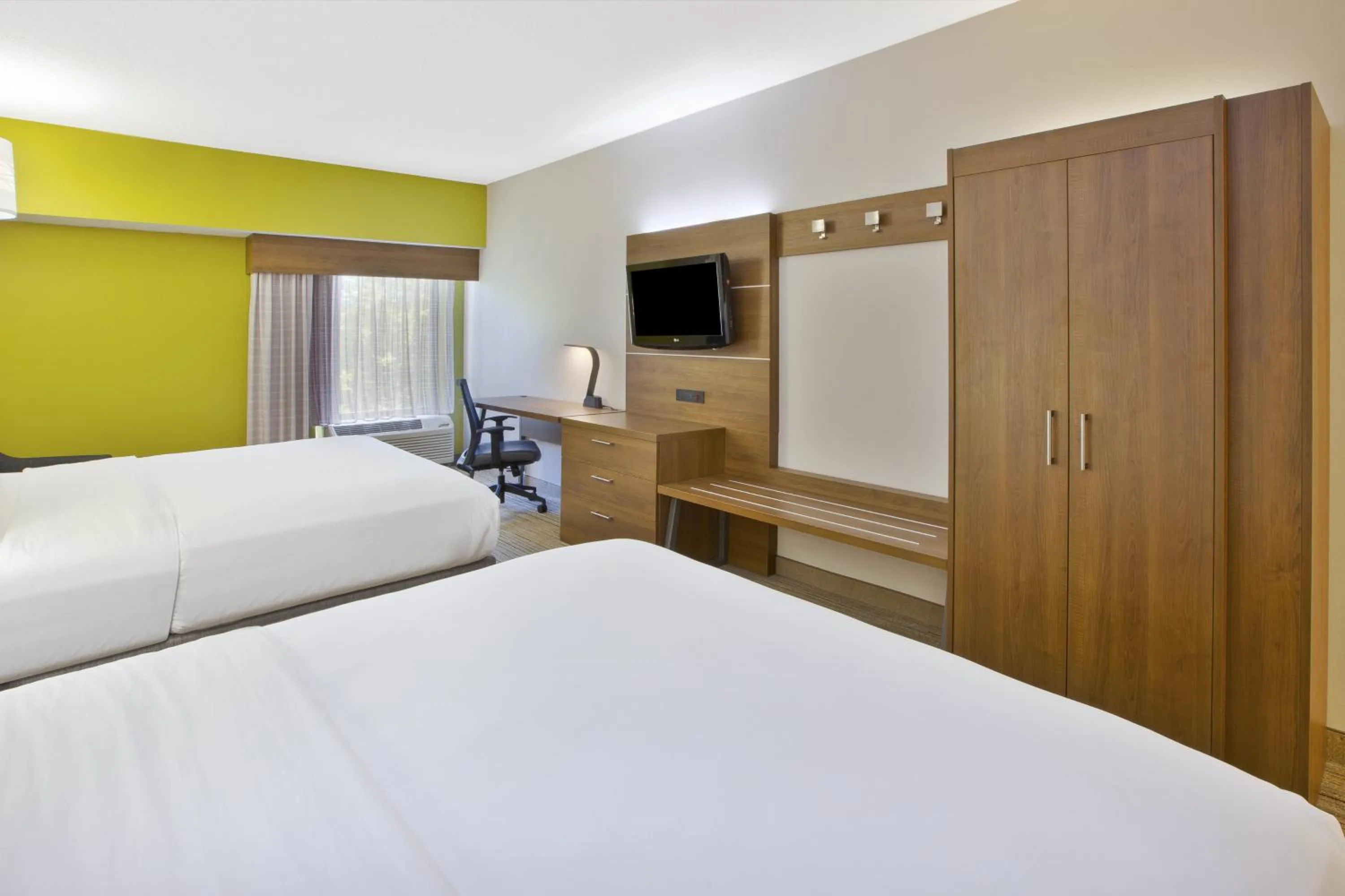 Photo of the whole room, Bed in Holiday Inn Express Hotel & Suites Cincinnati Northeast-Milford by IHG