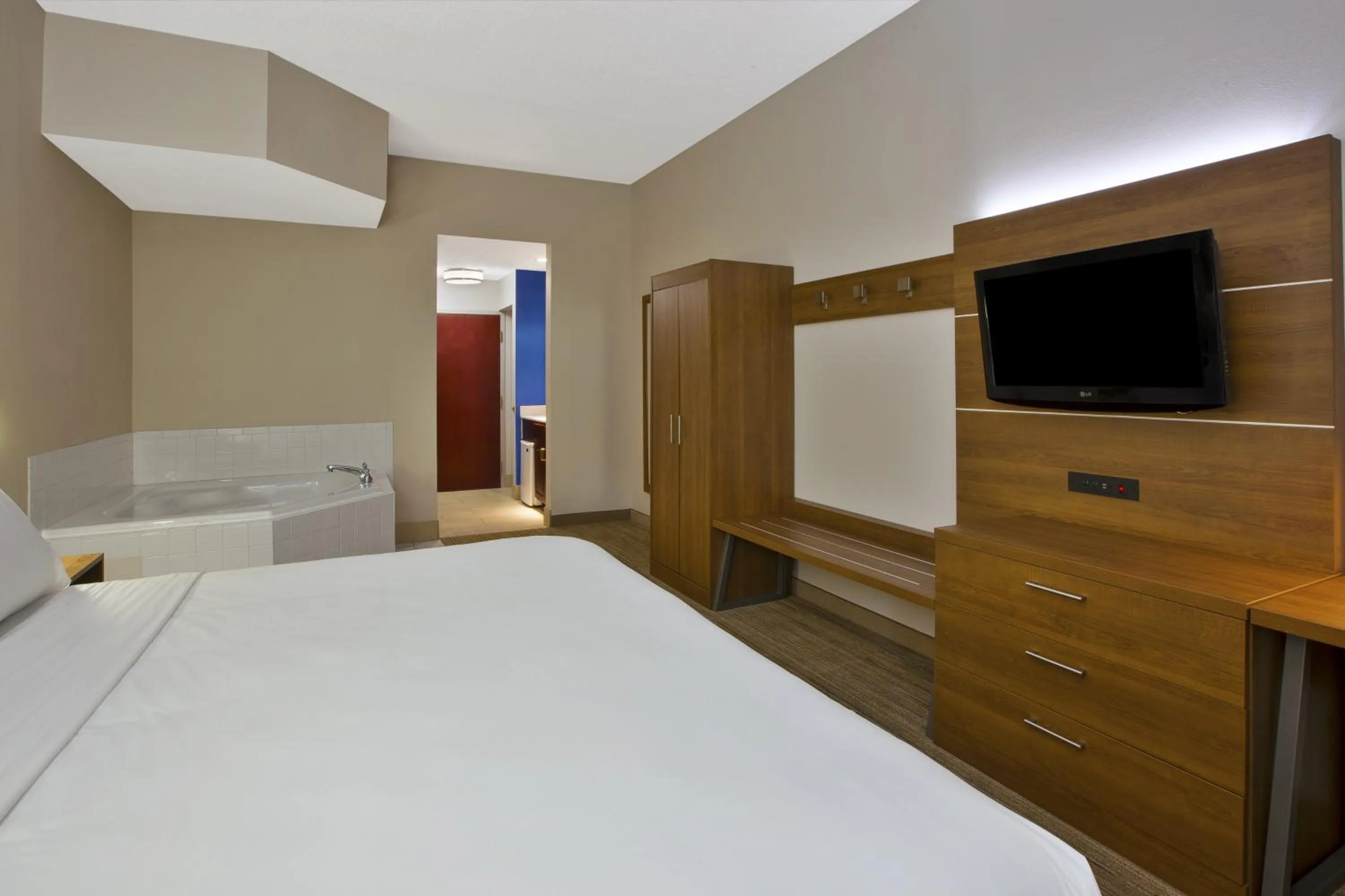 Bedroom, Bed in Holiday Inn Express Hotel & Suites Cincinnati Northeast-Milford by IHG