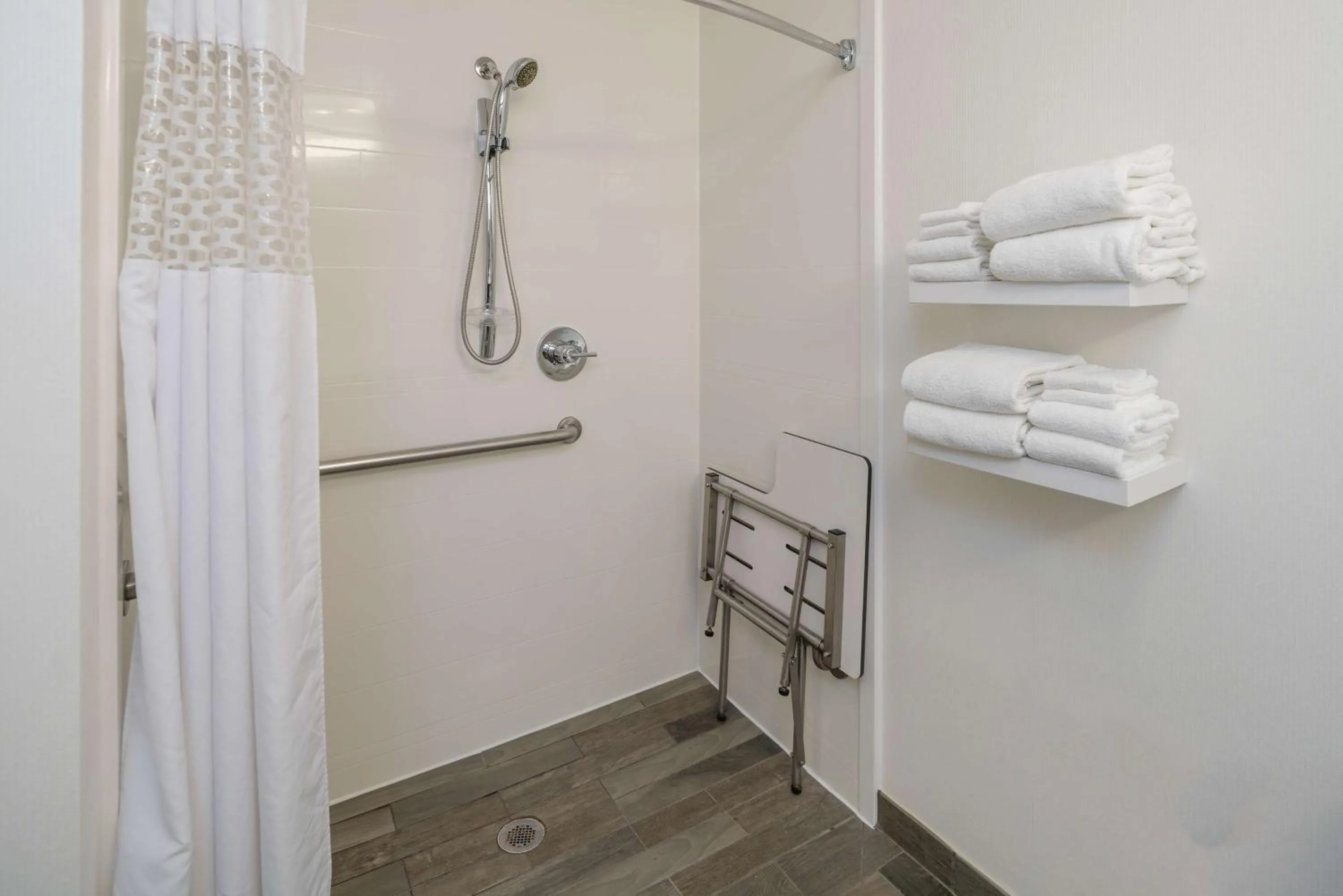 Bathroom in Hampton Inn Livermore