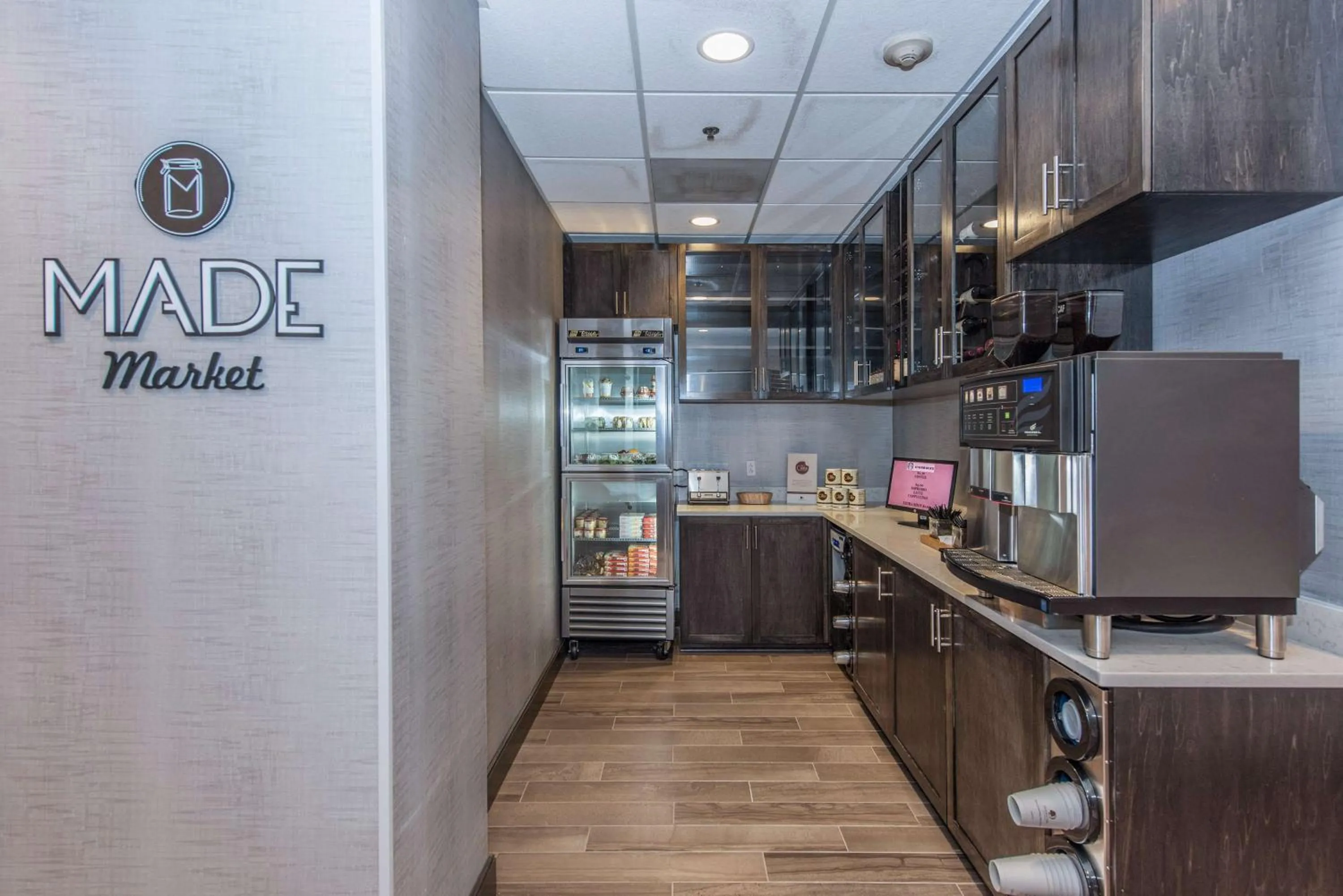 Restaurant/places to eat in DoubleTree by Hilton North Charleston - Convention Center