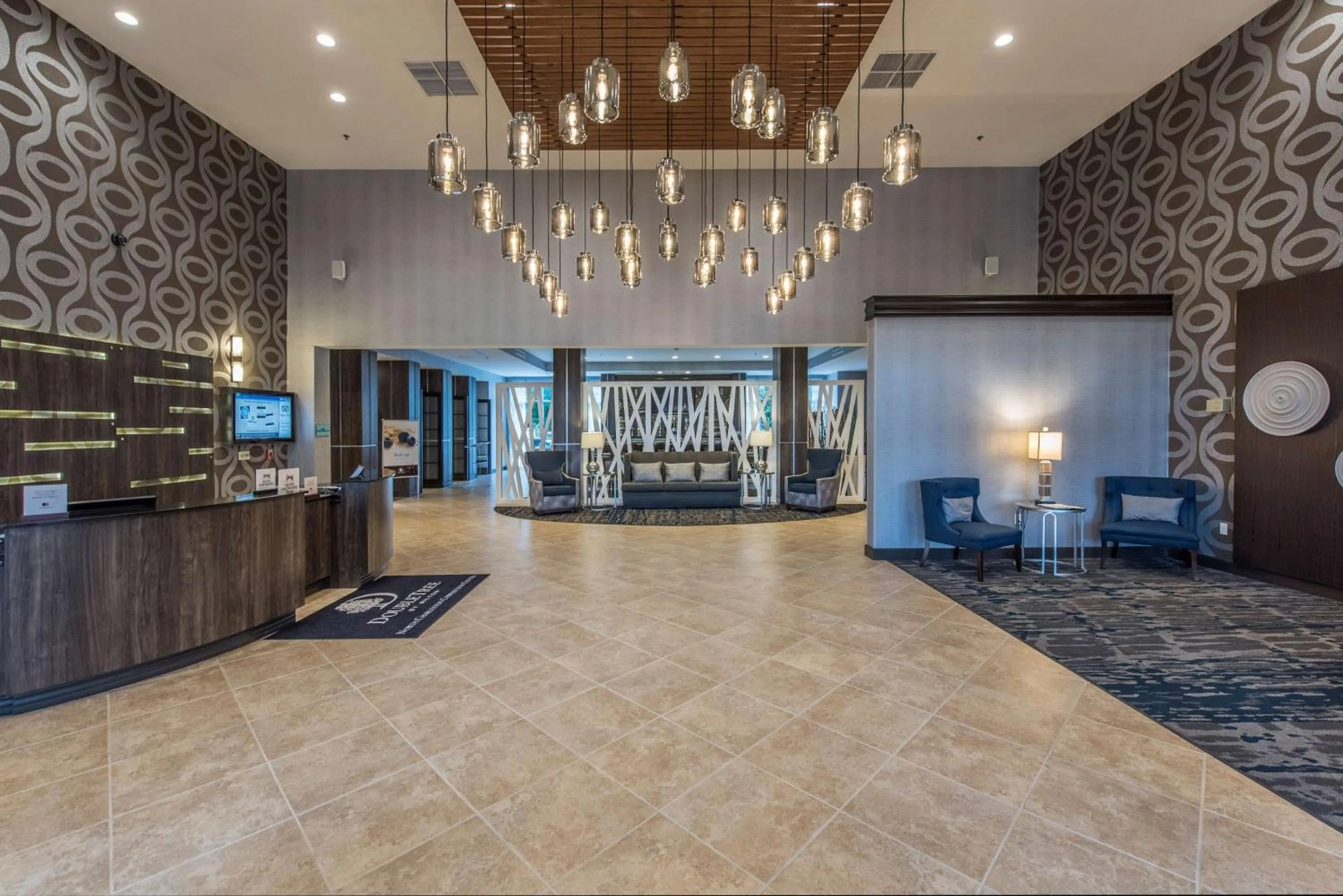 Lobby or reception in DoubleTree by Hilton North Charleston - Convention Center