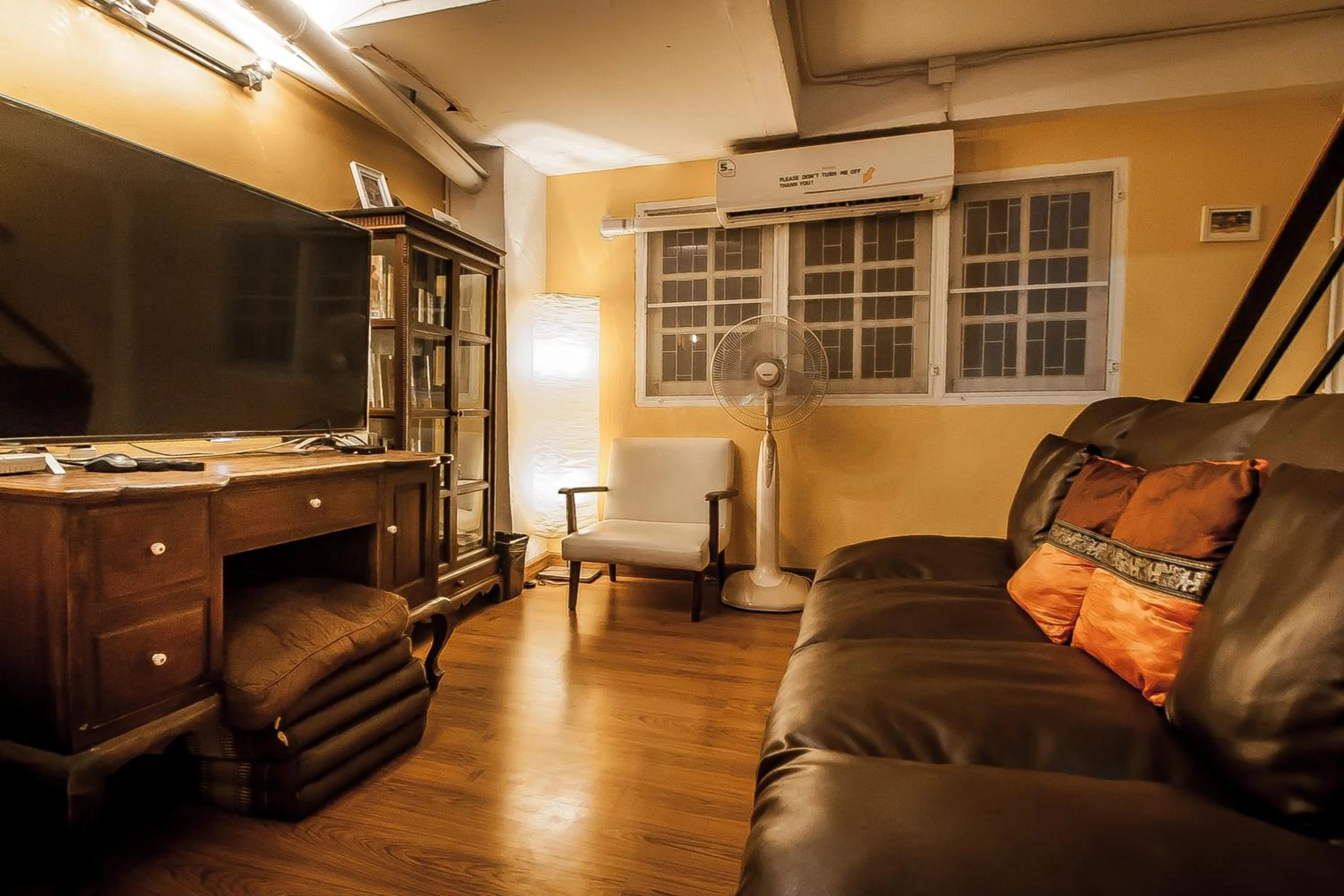 Communal lounge/ TV room in Thai Thai Hostel