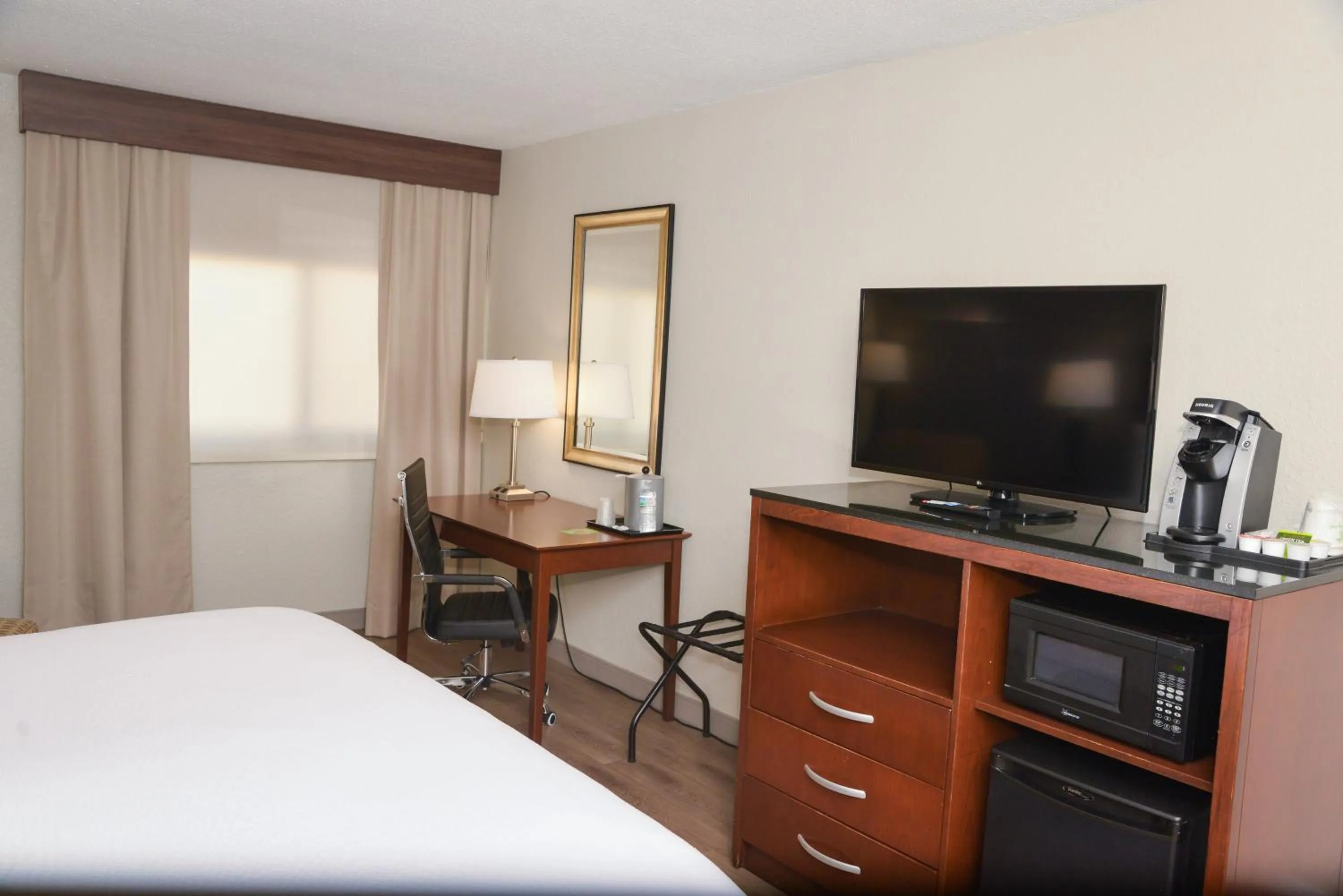 Photo of the whole room, Bed in Holiday Inn Bloomington Airport South-Mall Area by IHG