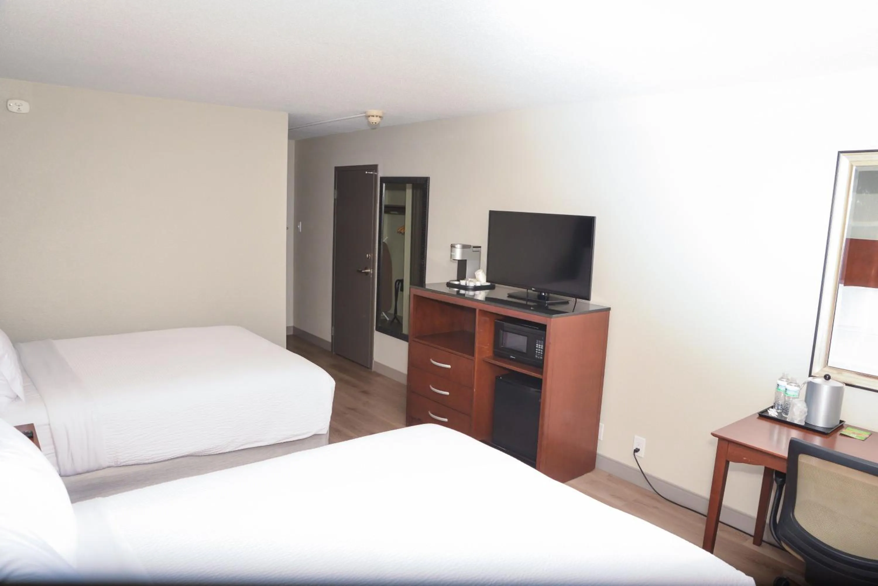 Photo of the whole room, Bed in Holiday Inn Bloomington Airport South-Mall Area by IHG