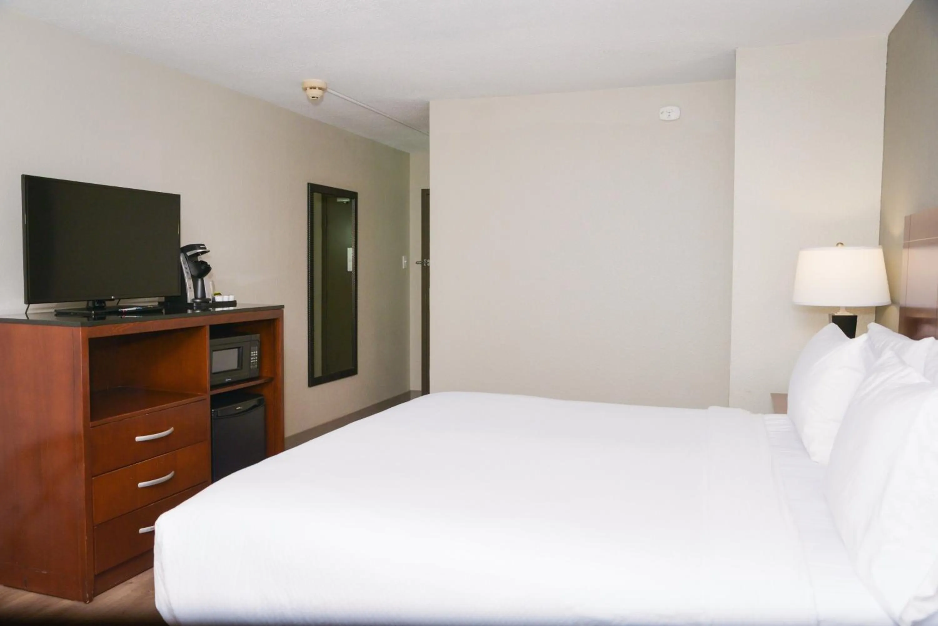 Photo of the whole room, Bed in Holiday Inn Bloomington Airport South-Mall Area by IHG
