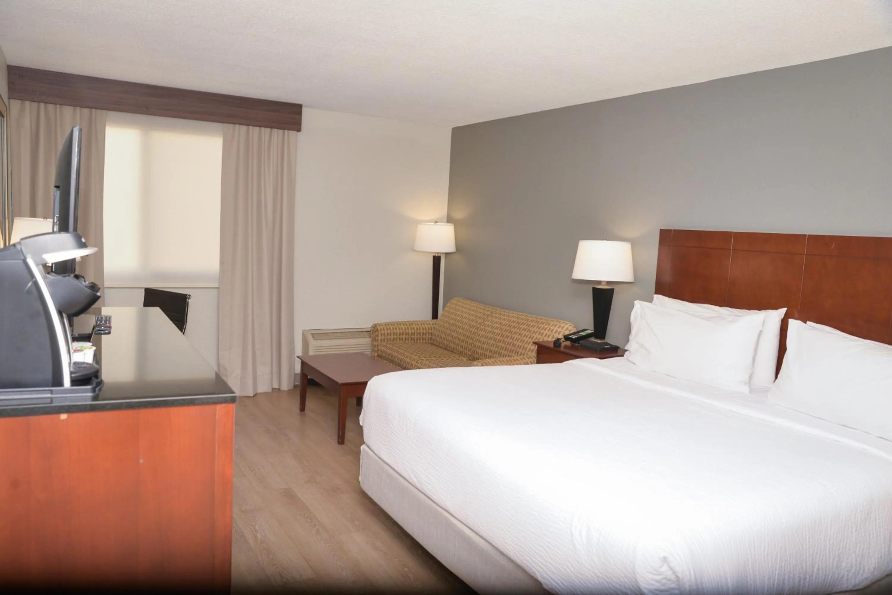 Photo of the whole room, Bed in Holiday Inn Bloomington Airport South-Mall Area by IHG