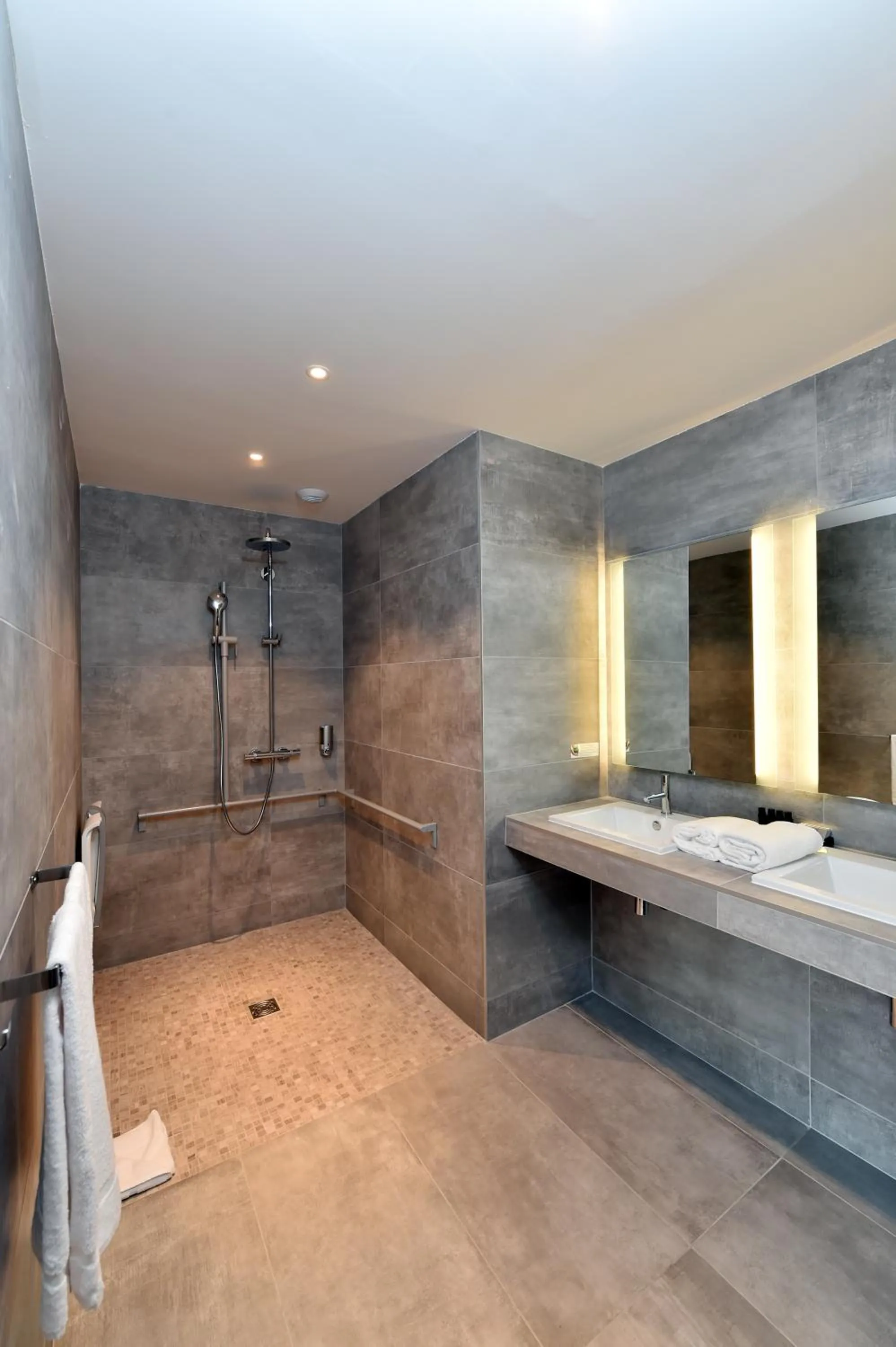 Shower in Best Western Plus Central Park Hotel