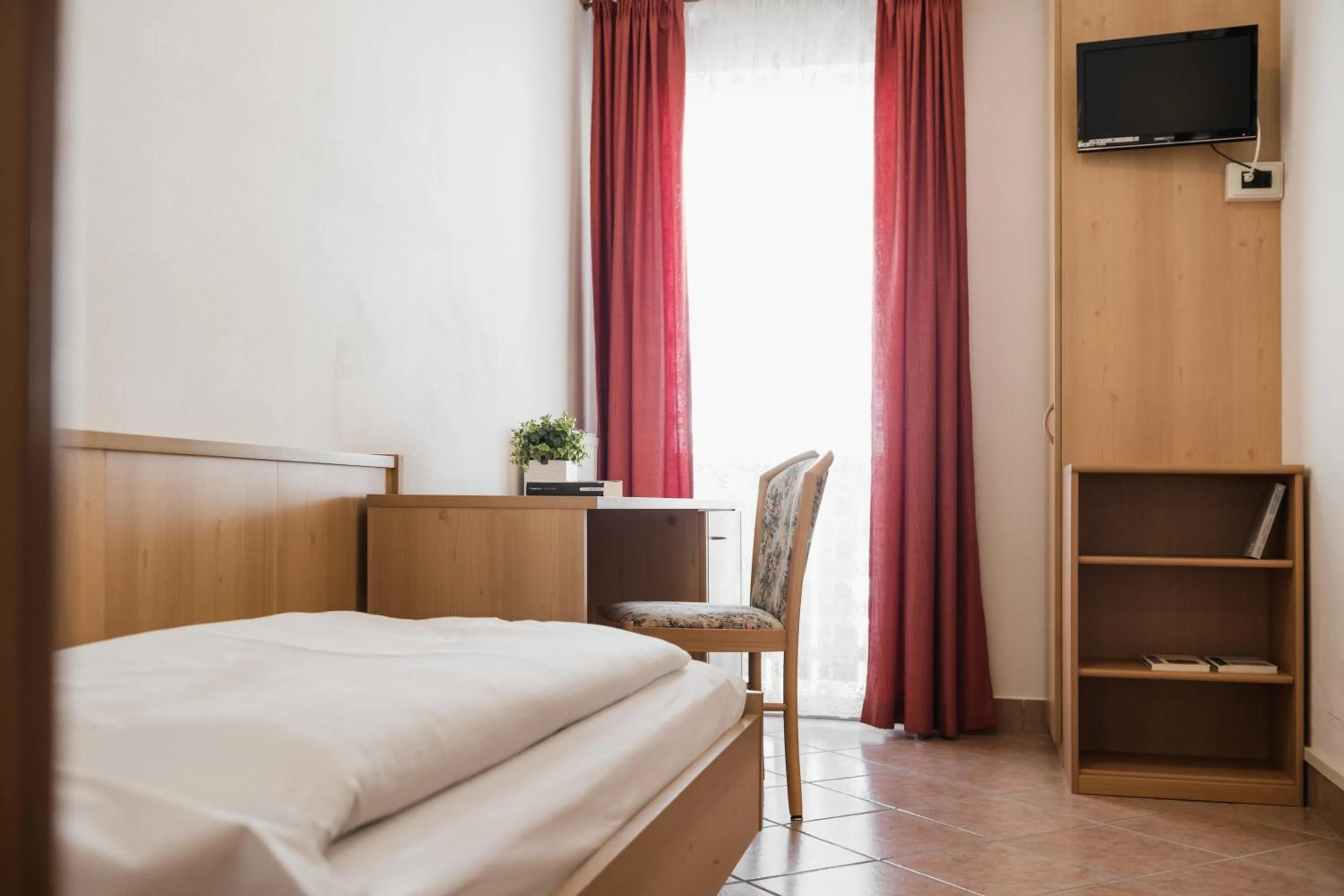 Photo of the whole room, Bed in Apparthotel Sellaronda