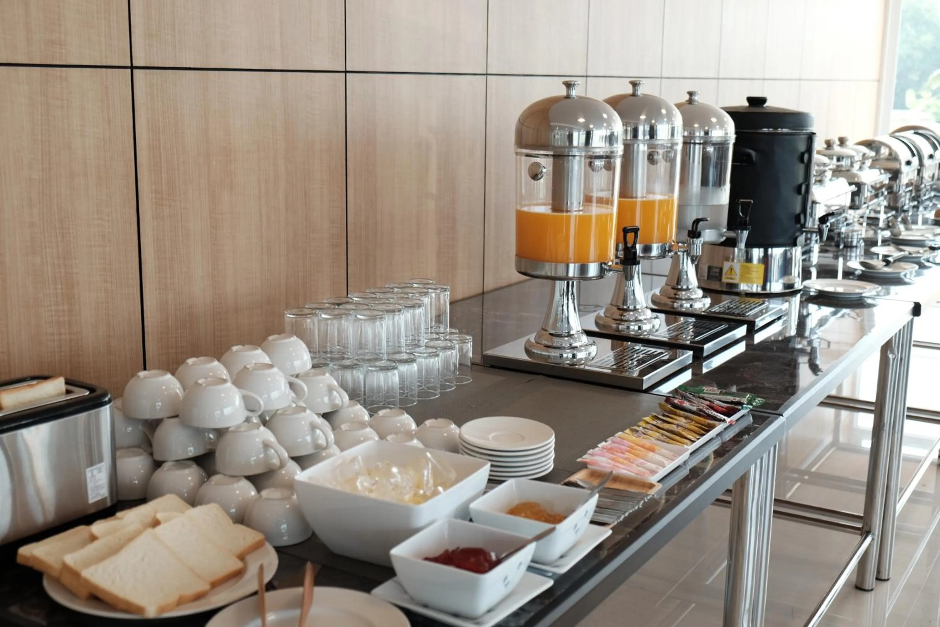 Restaurant/places to eat in Chaisaeng Villa