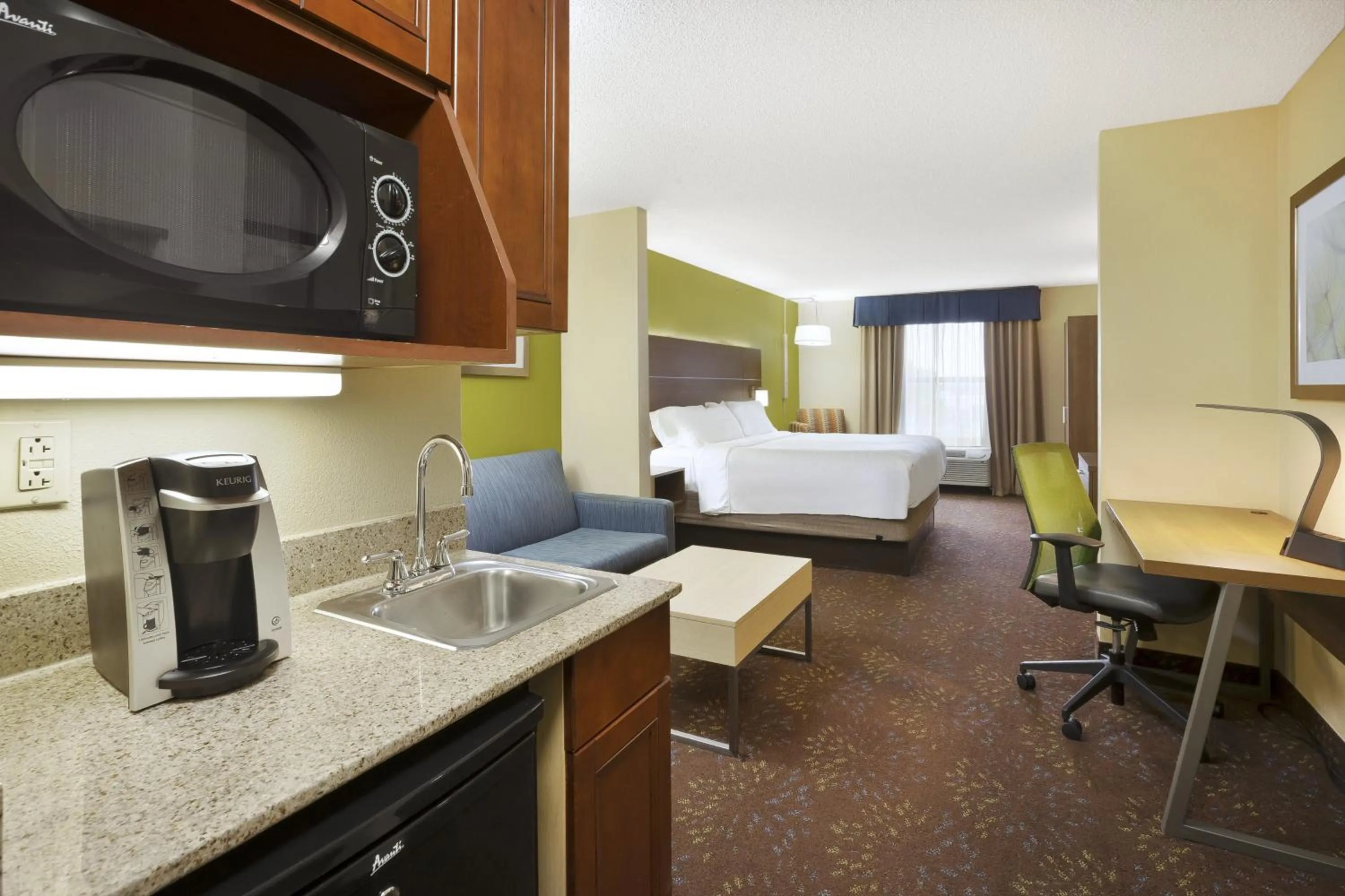 Photo of the whole room, Bed in Holiday Inn Express Hotel & Suites Circleville by IHG