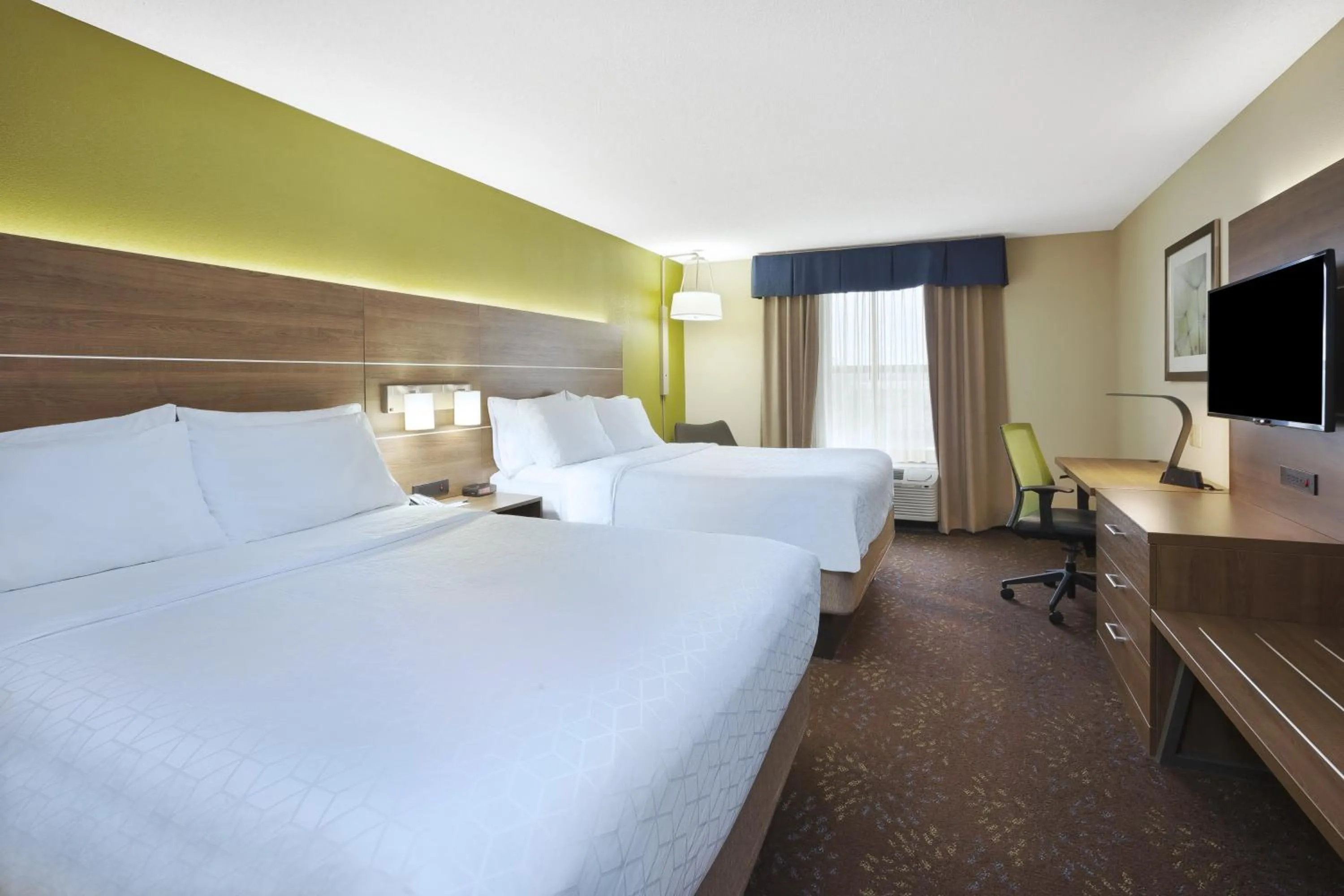 Photo of the whole room, Bed in Holiday Inn Express Hotel & Suites Circleville by IHG