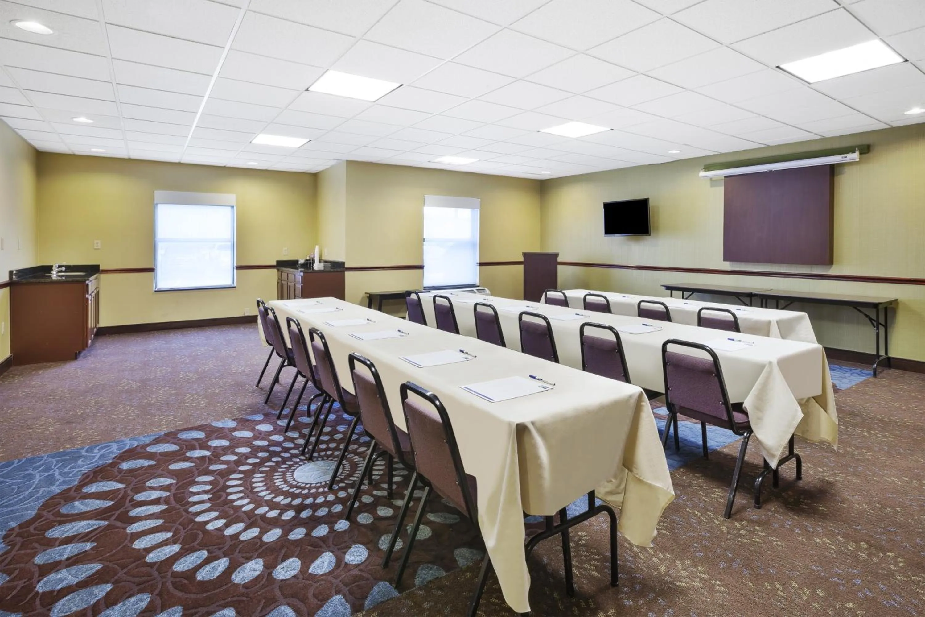 Meeting/conference room in Holiday Inn Express Hotel & Suites Circleville by IHG