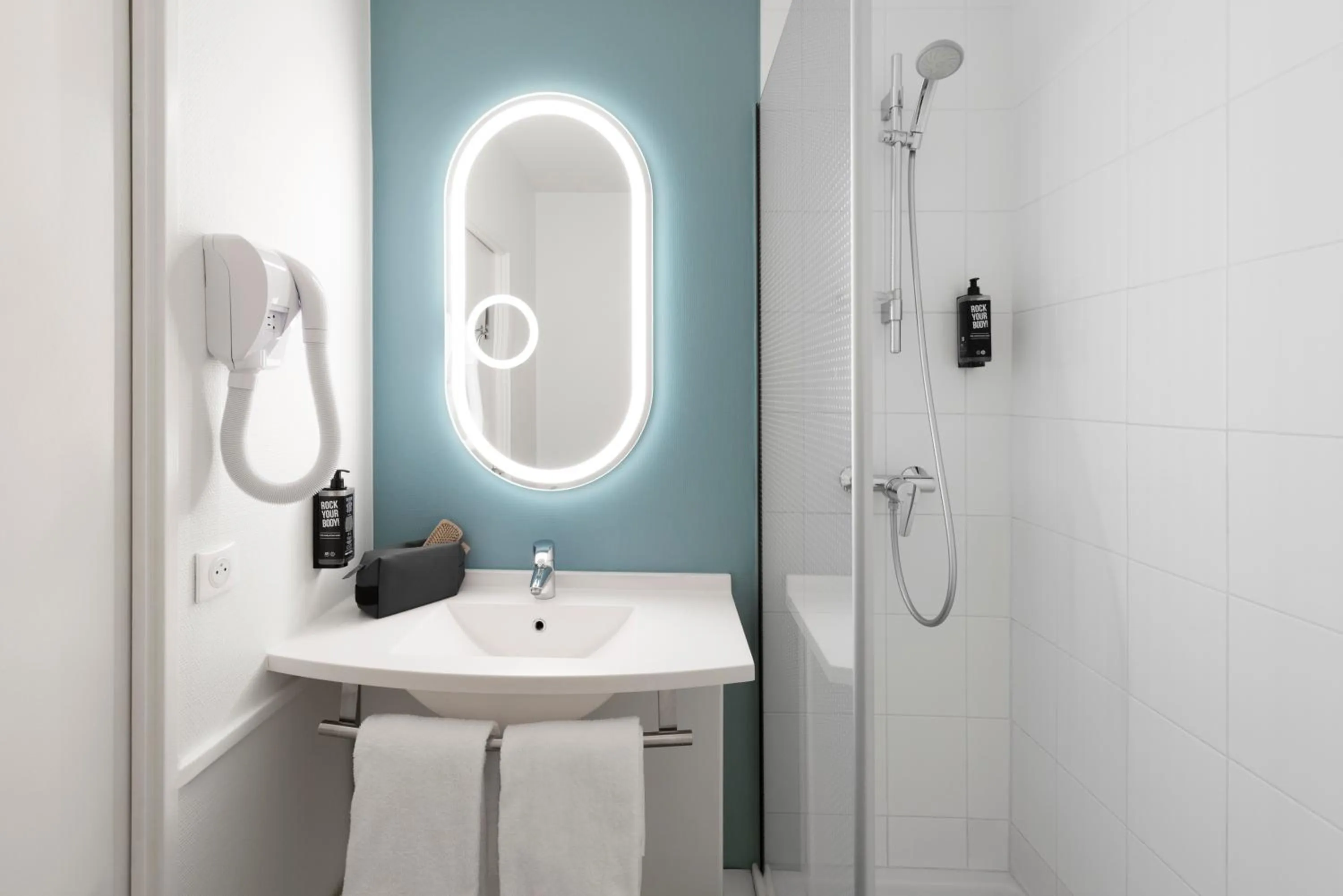 Bathroom in ibis Nancy-Brabois