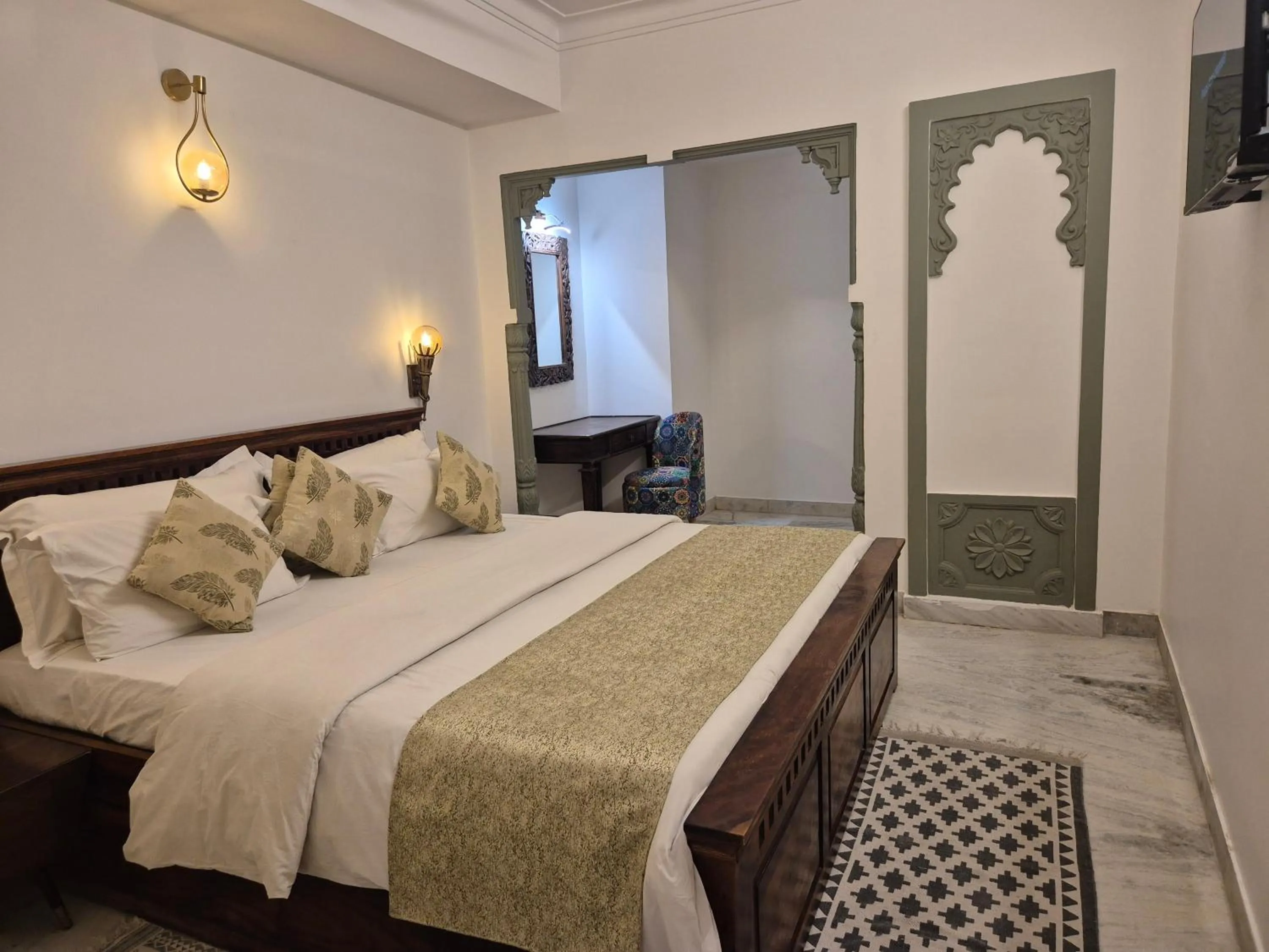 Bed in Hotel Mewar Haveli - At Lake Pichola