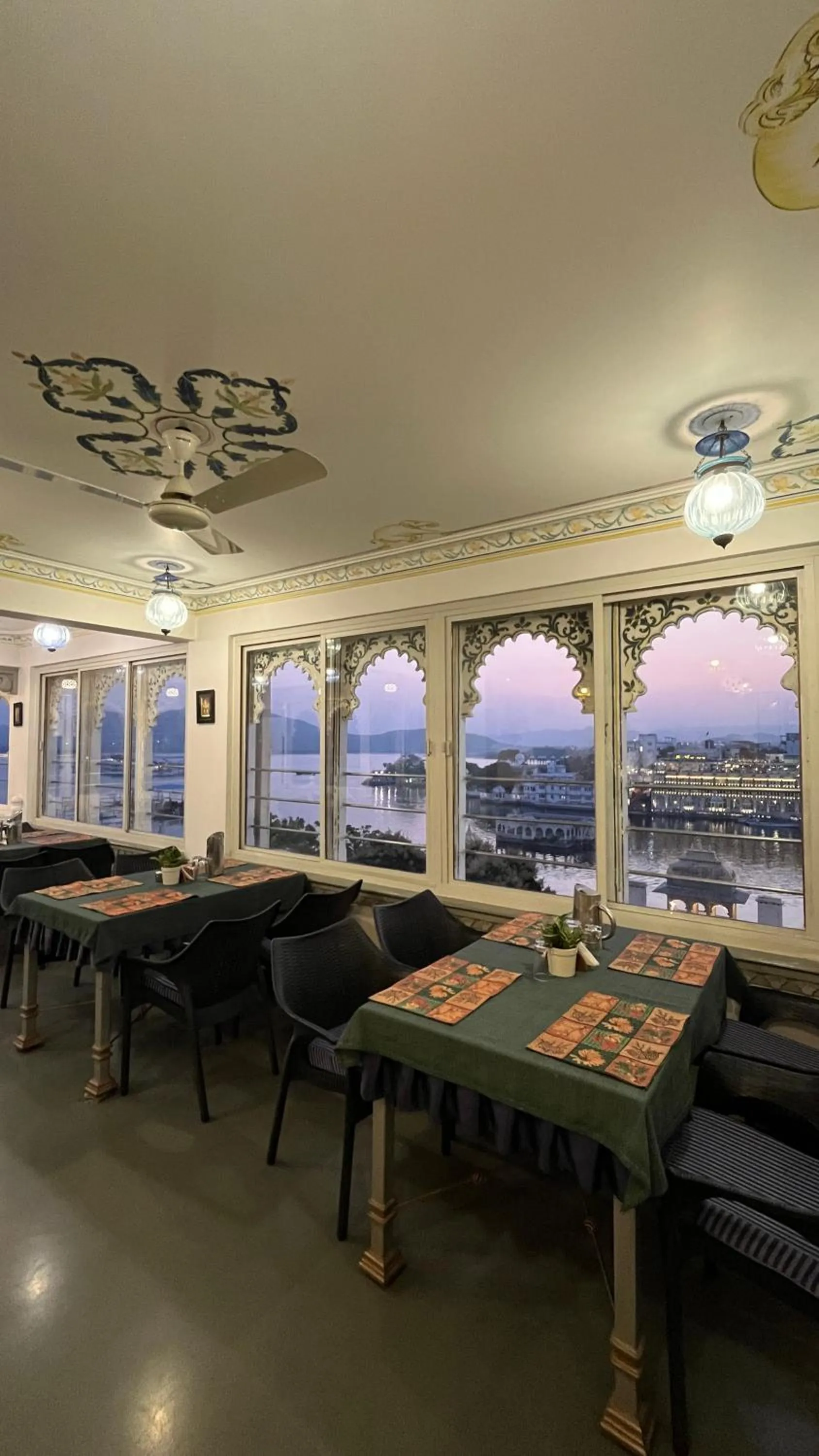 Restaurant/places to eat in Hotel Mewar Haveli - At Lake Pichola