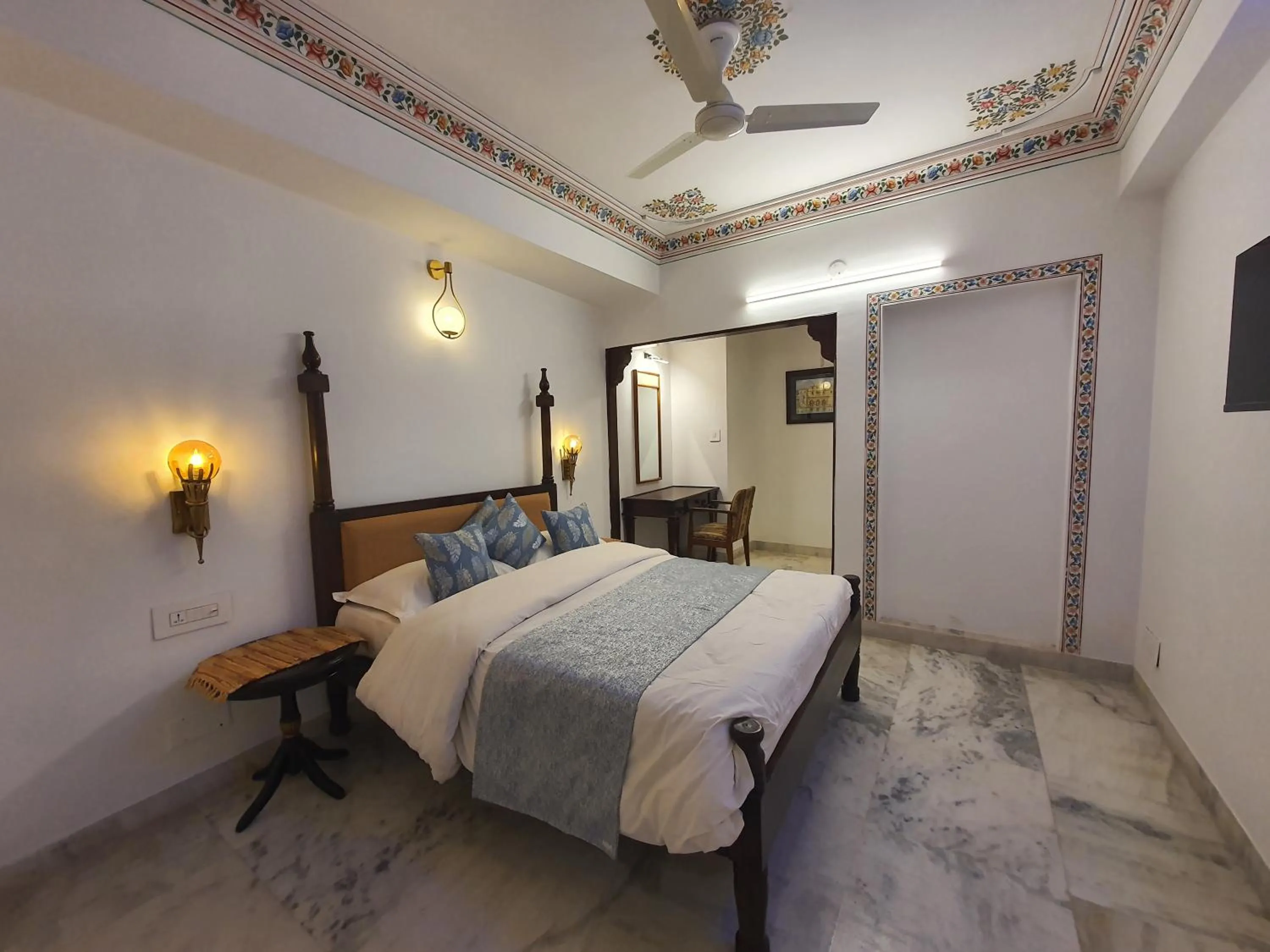 Bed in Hotel Mewar Haveli - At Lake Pichola
