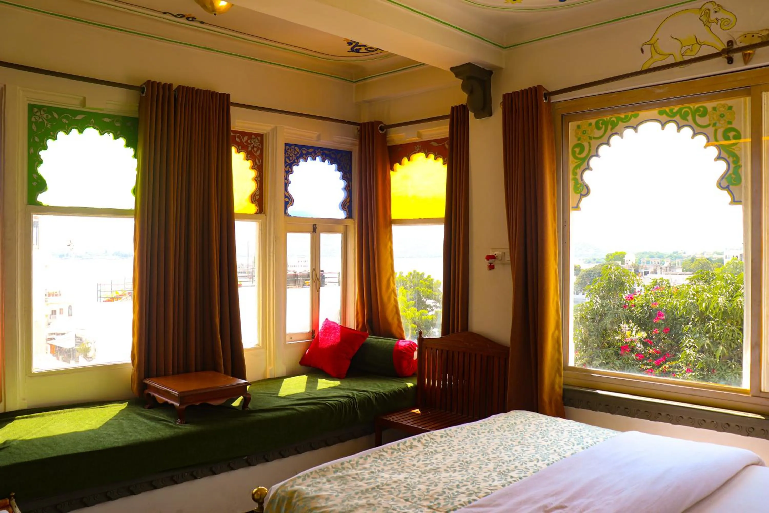 Bed in Hotel Mewar Haveli - At Lake Pichola