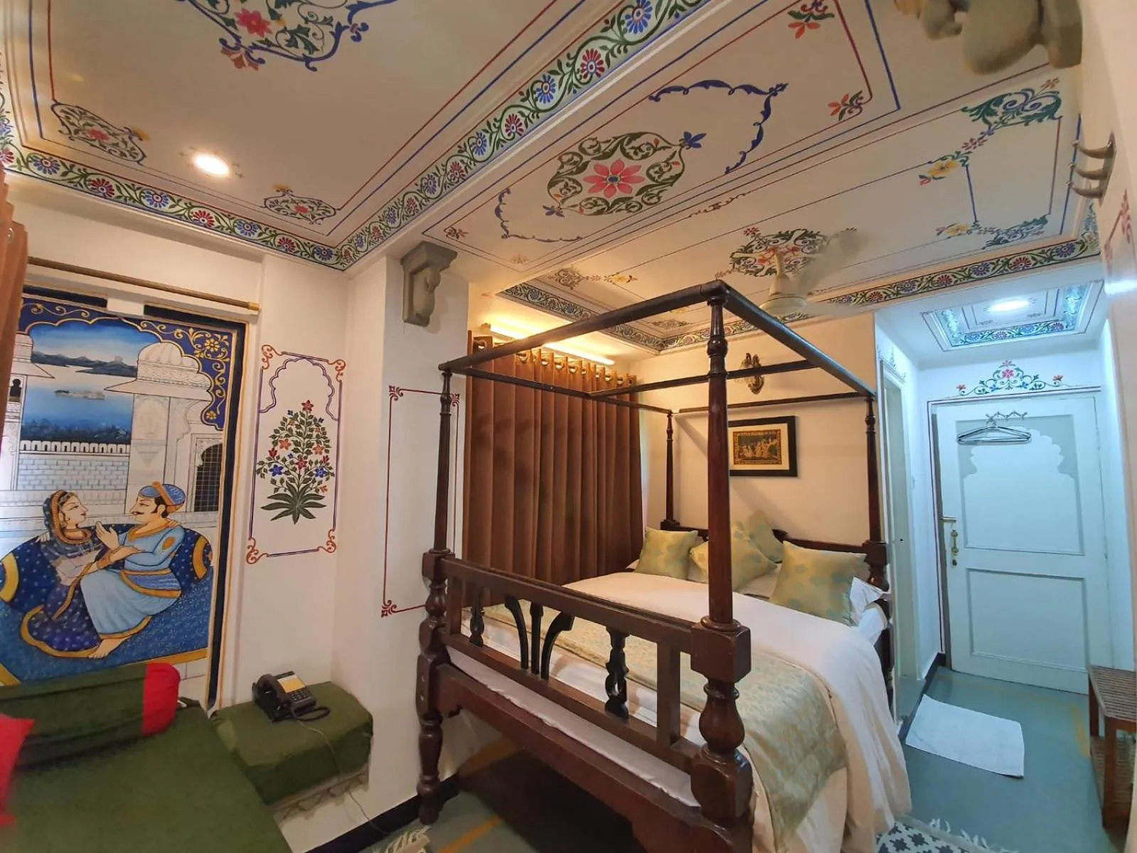 Bed in Hotel Mewar Haveli - At Lake Pichola