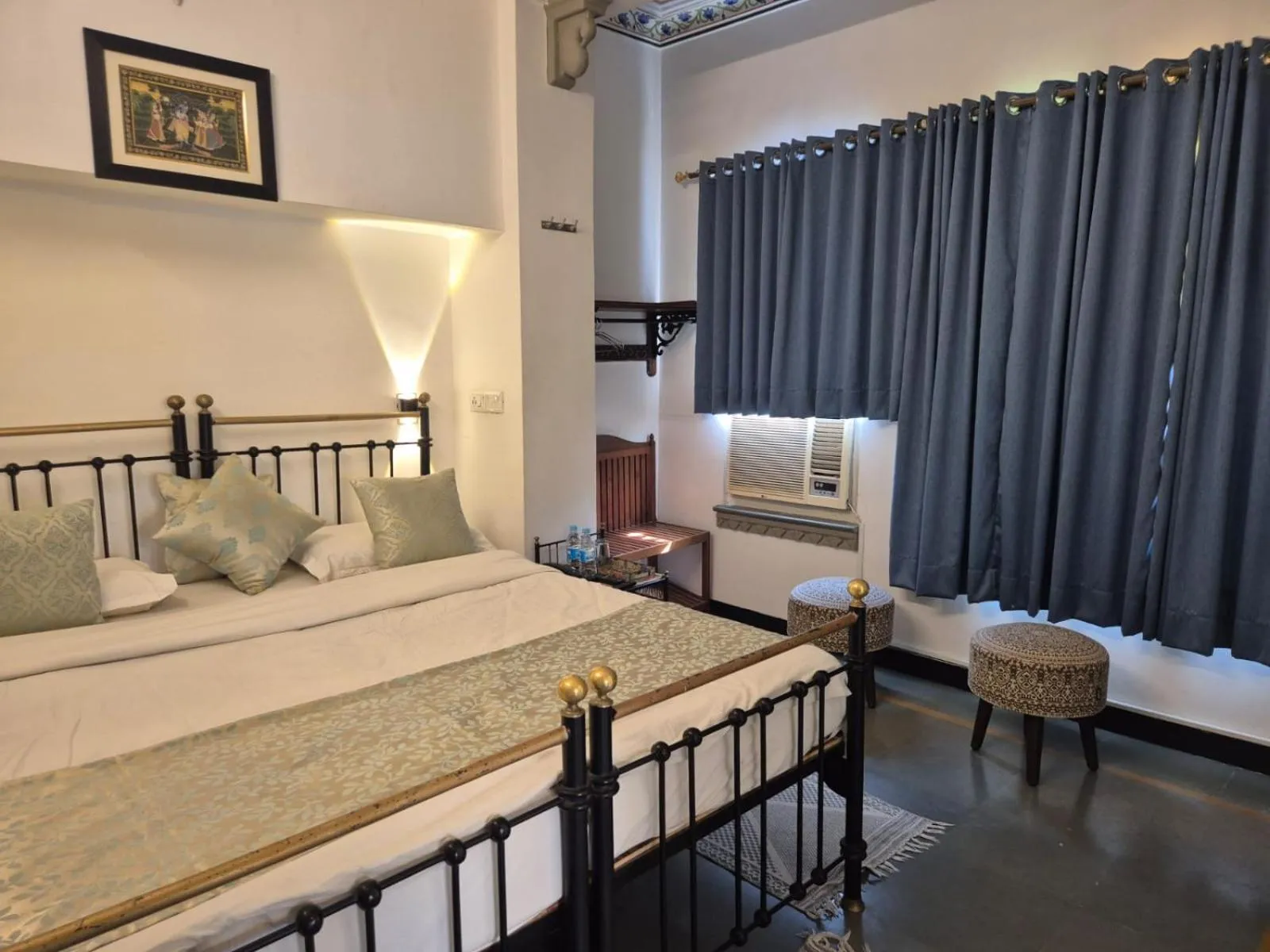 Bed in Hotel Mewar Haveli - At Lake Pichola