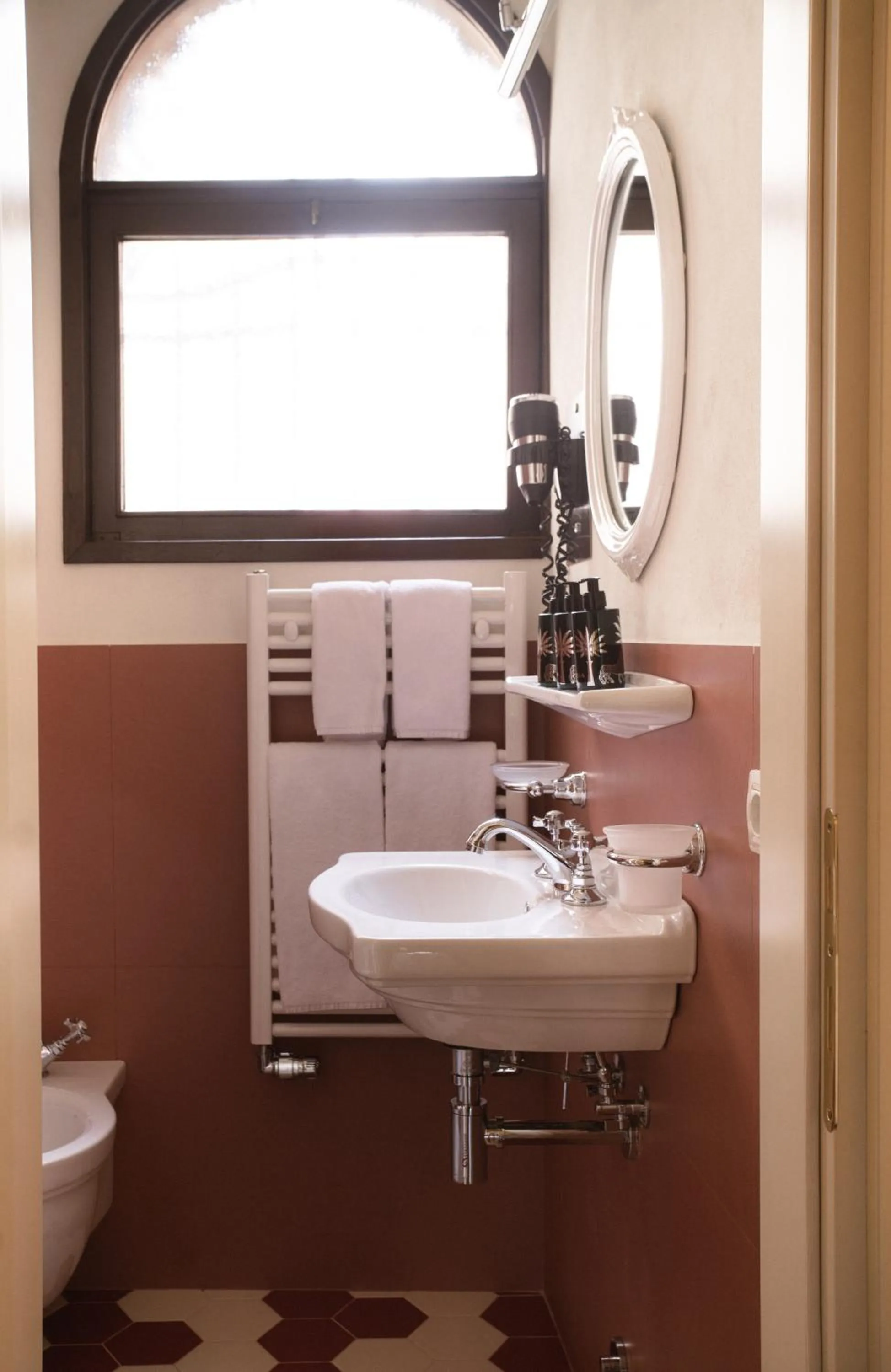 Toilet in Hotel Flora - By Romanelli Family