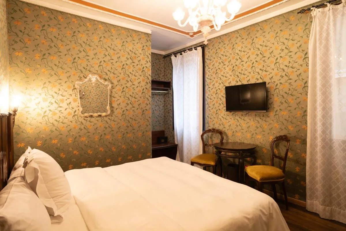 Bed in Hotel Flora - By Romanelli Family