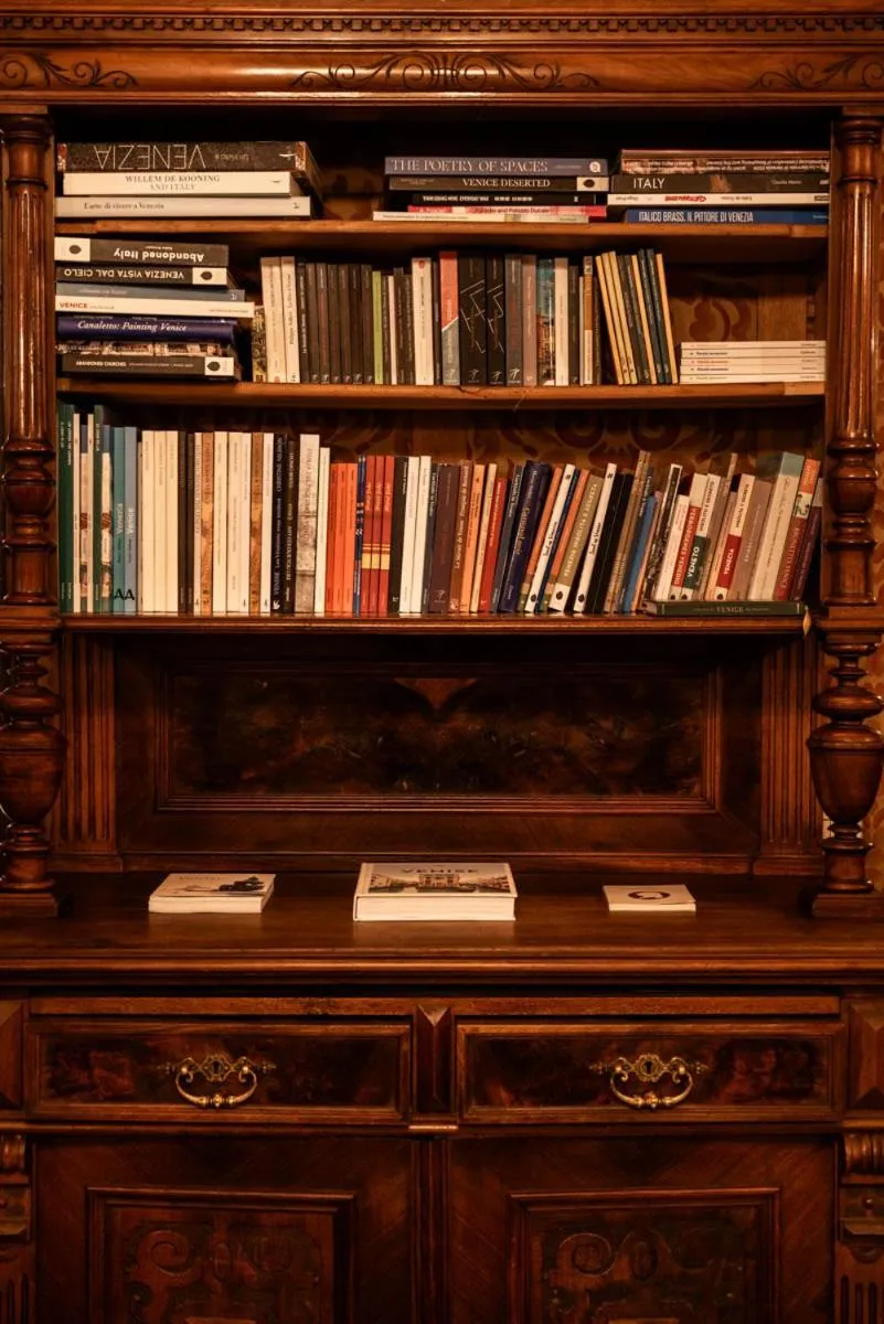 Library in Hotel Flora - By Romanelli Family