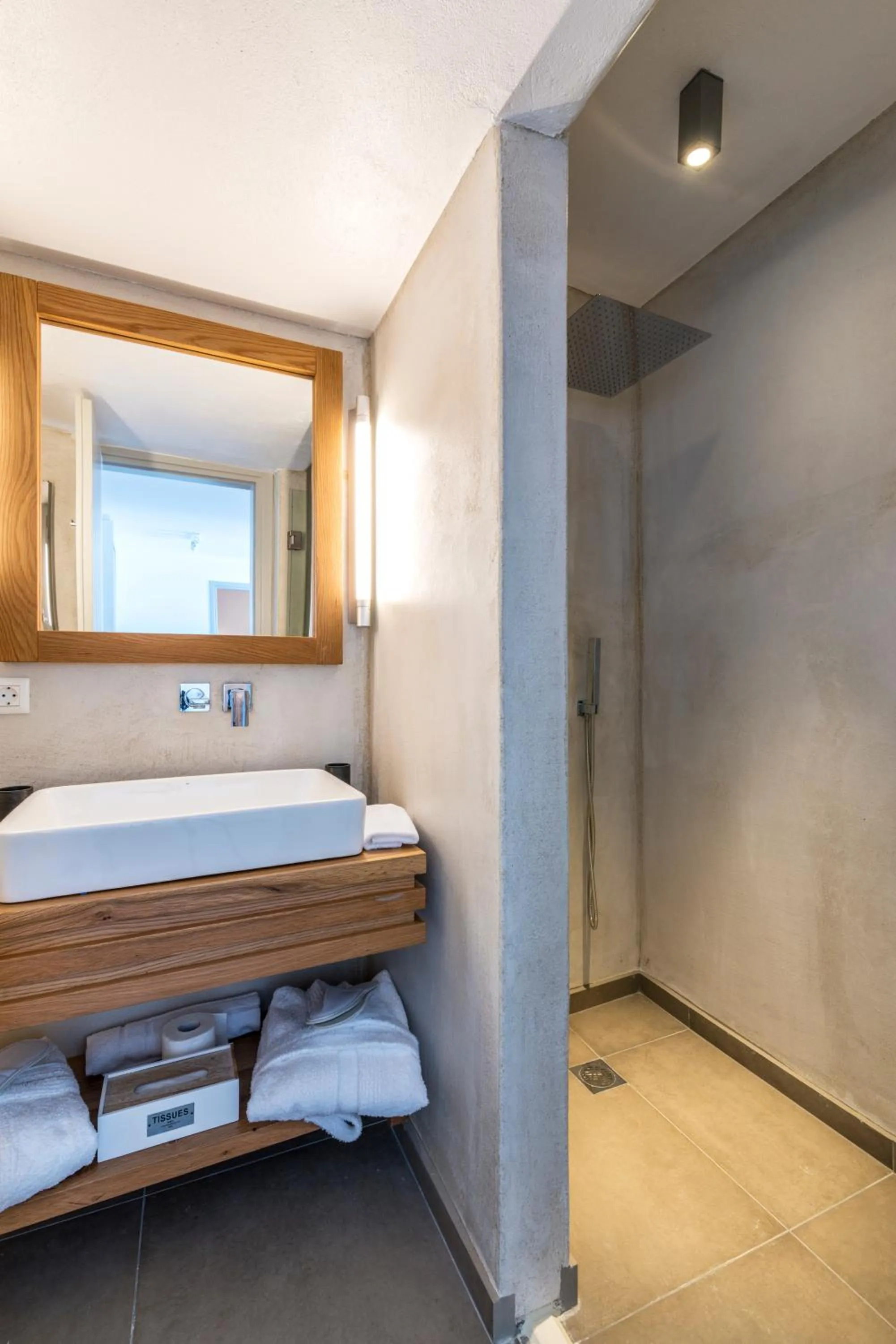 Shower, Bed in O Lofos Luxury Boutique Suites