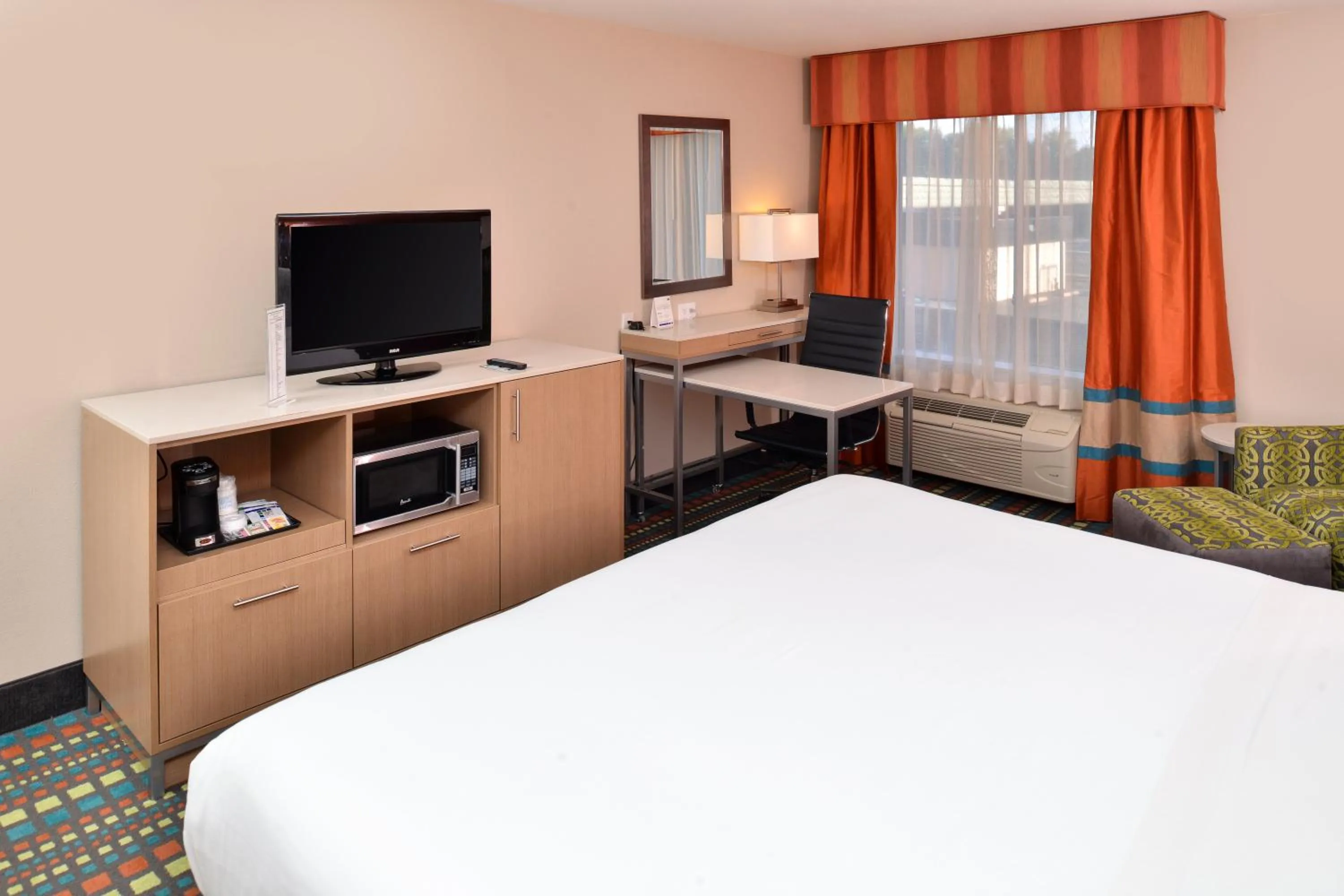 Photo of the whole room, Bed in Holiday Inn Express Albuquerque N - Bernalillo by IHG