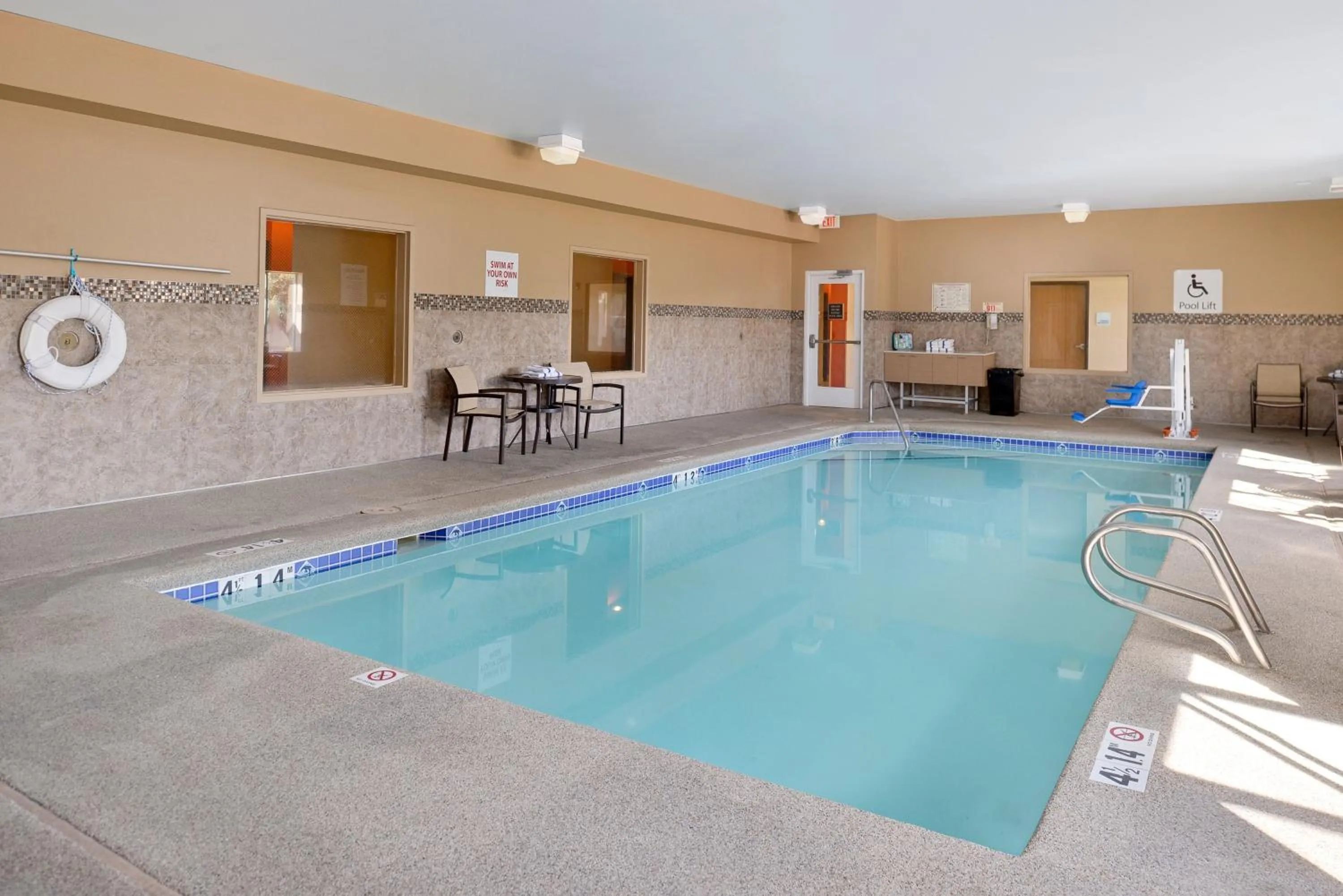 Swimming pool in Holiday Inn Express Albuquerque N - Bernalillo by IHG