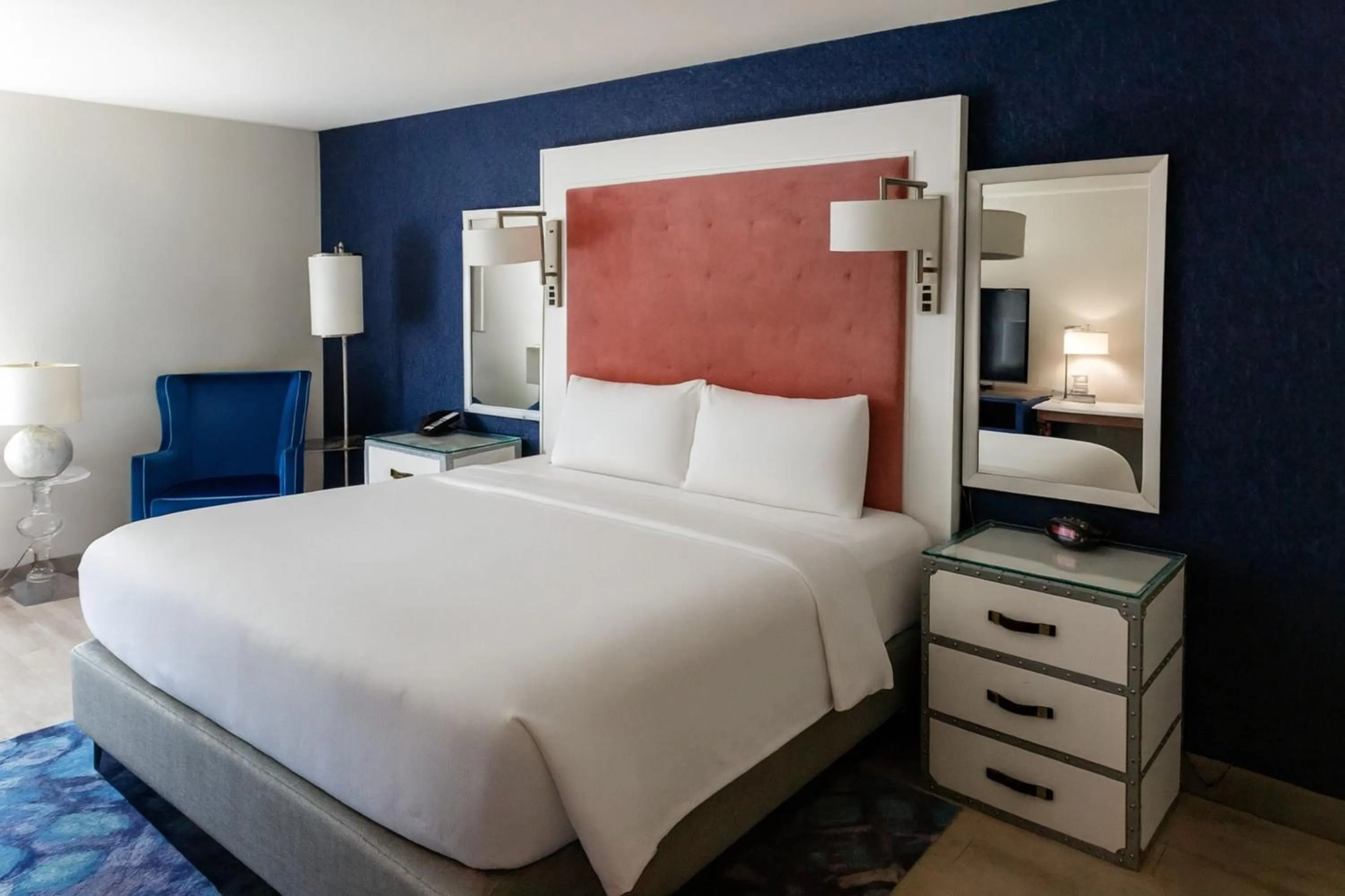Photo of the whole room, Bed in Hotel Indigo Mount Pleasant by IHG